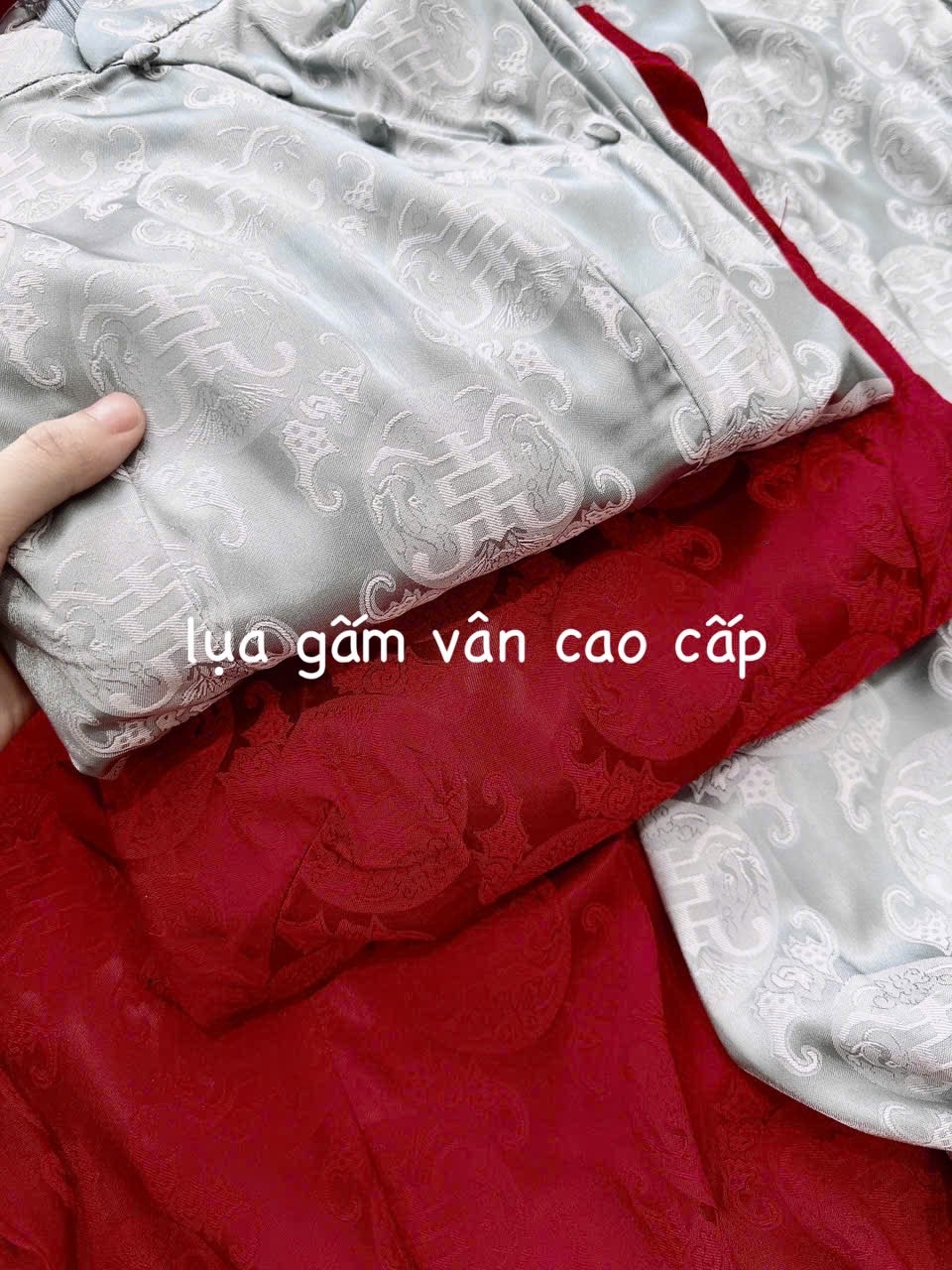 ÁO DÀI CHỮ TAY BỒNG CÚC BỌC ĐỎ GHI