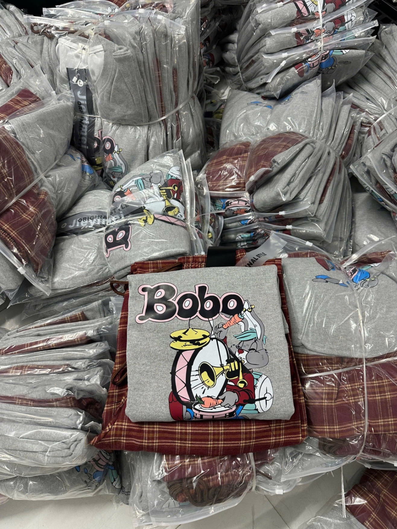 BỘ NỈ BOBO MÀU GHI QUẦN KÈ ĐỎ