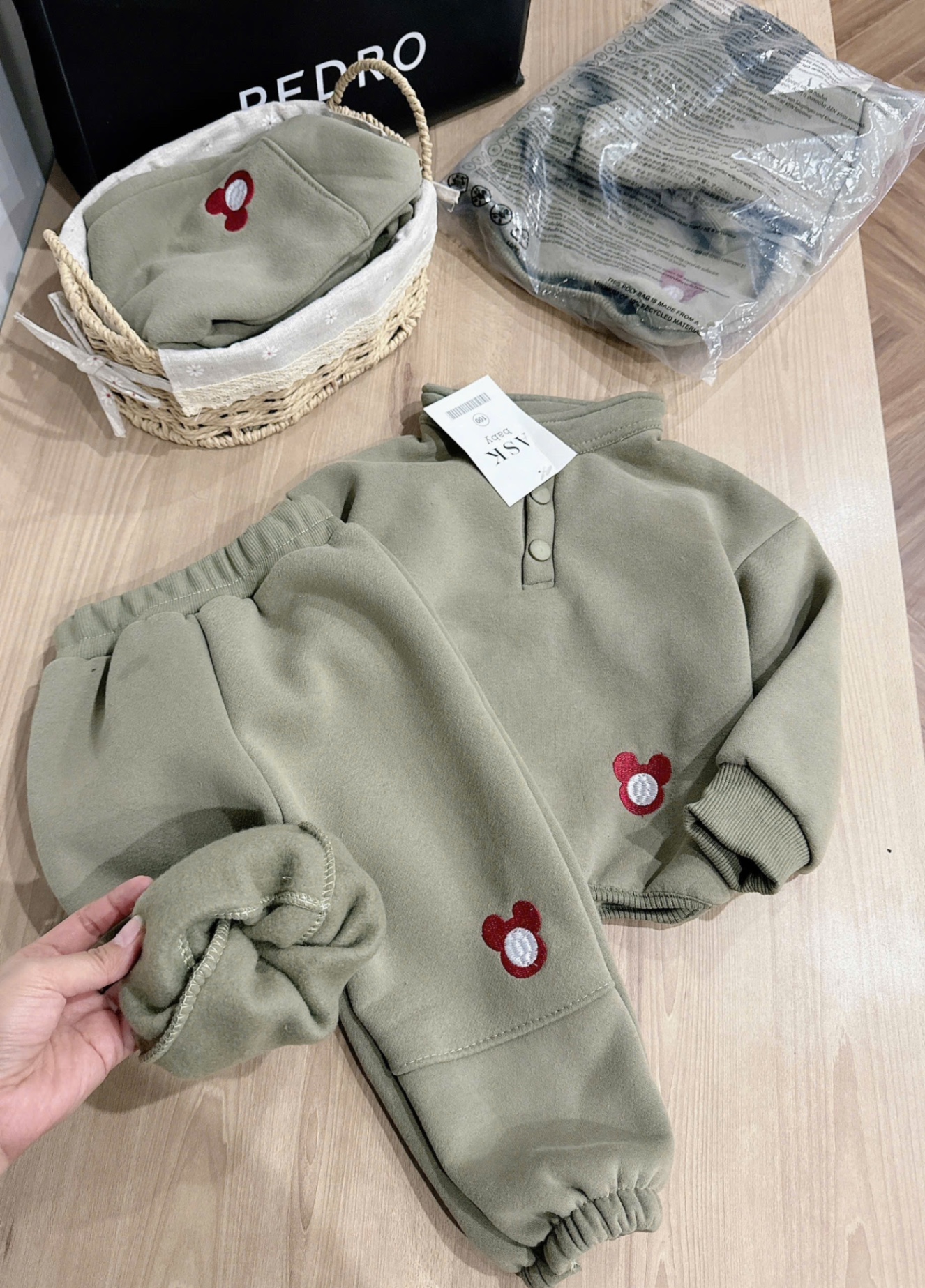 BỘ NỈ COTTON CỔ TRỤ MÀU RÊU THÊU MICKY