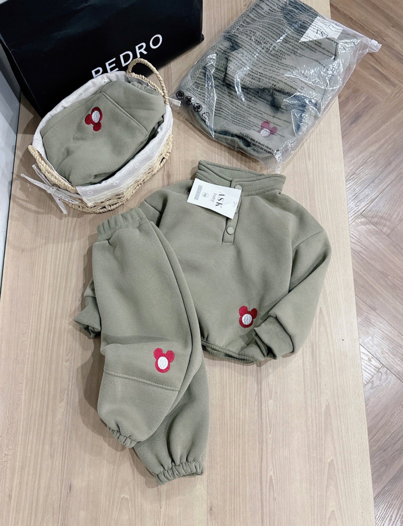 BỘ NỈ COTTON CỔ TRỤ MÀU RÊU THÊU MICKY