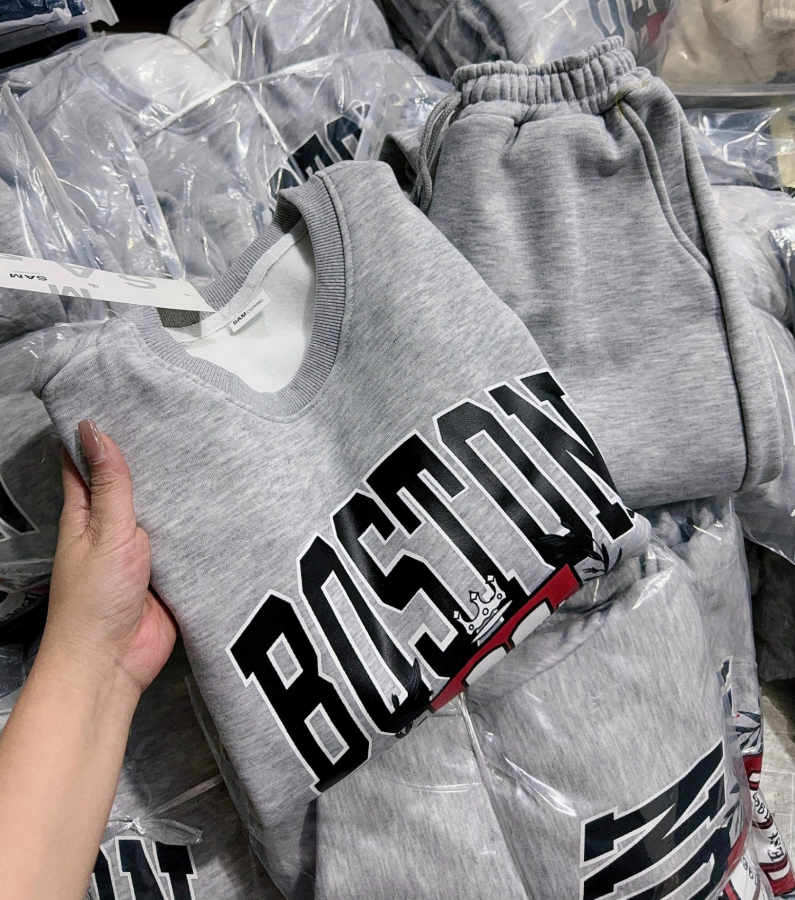 BỘ NỈ ÉP LÓT LÔNG MÀU GHI CHỮ BOSTON