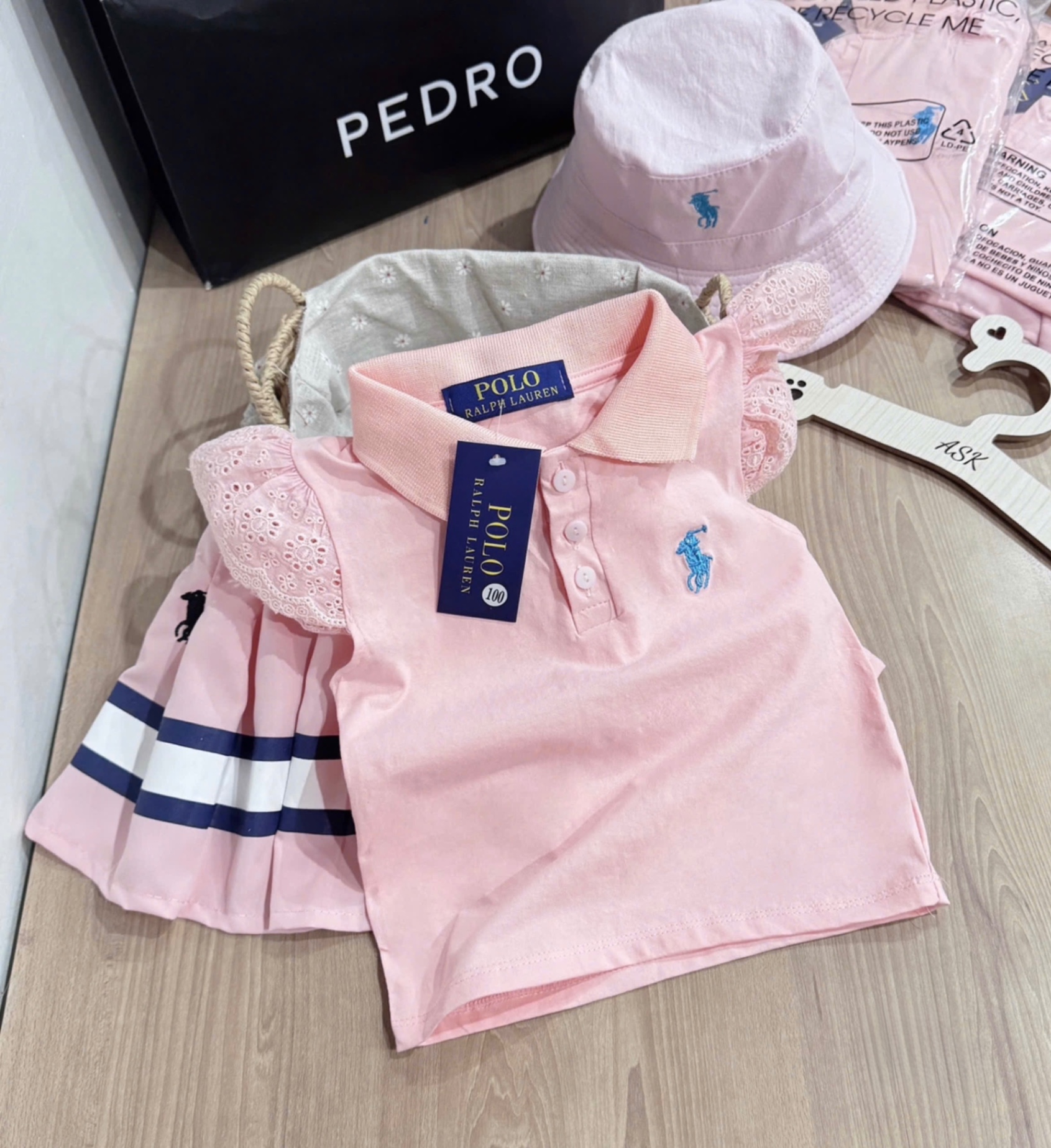 SÉT VÁY POLO NGỰA HỒNG KÈM MŨ