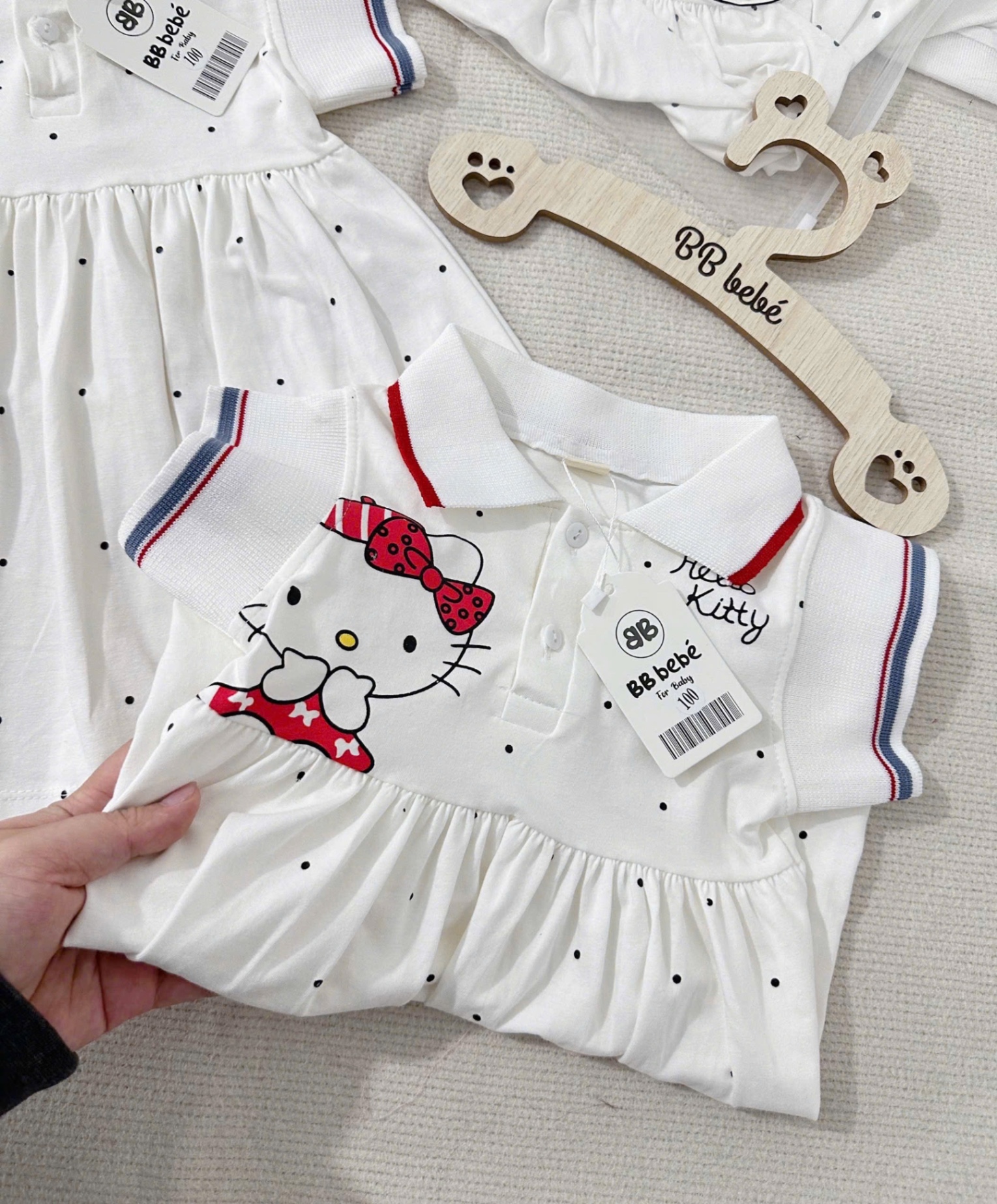 VÁY HELLO KITTY TRẮNG CHẤM BI