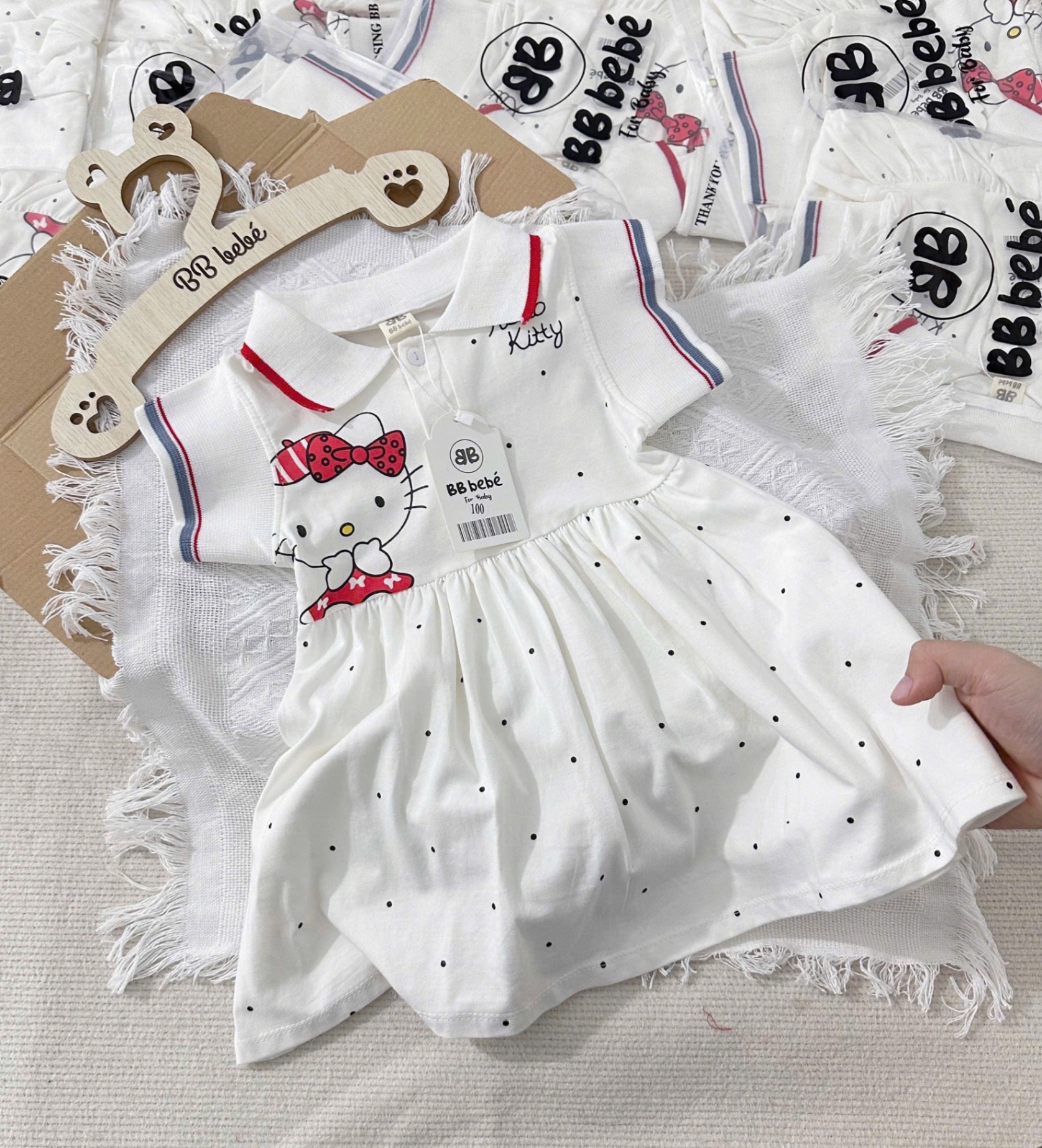 VÁY HELLO KITTY TRẮNG CHẤM BI