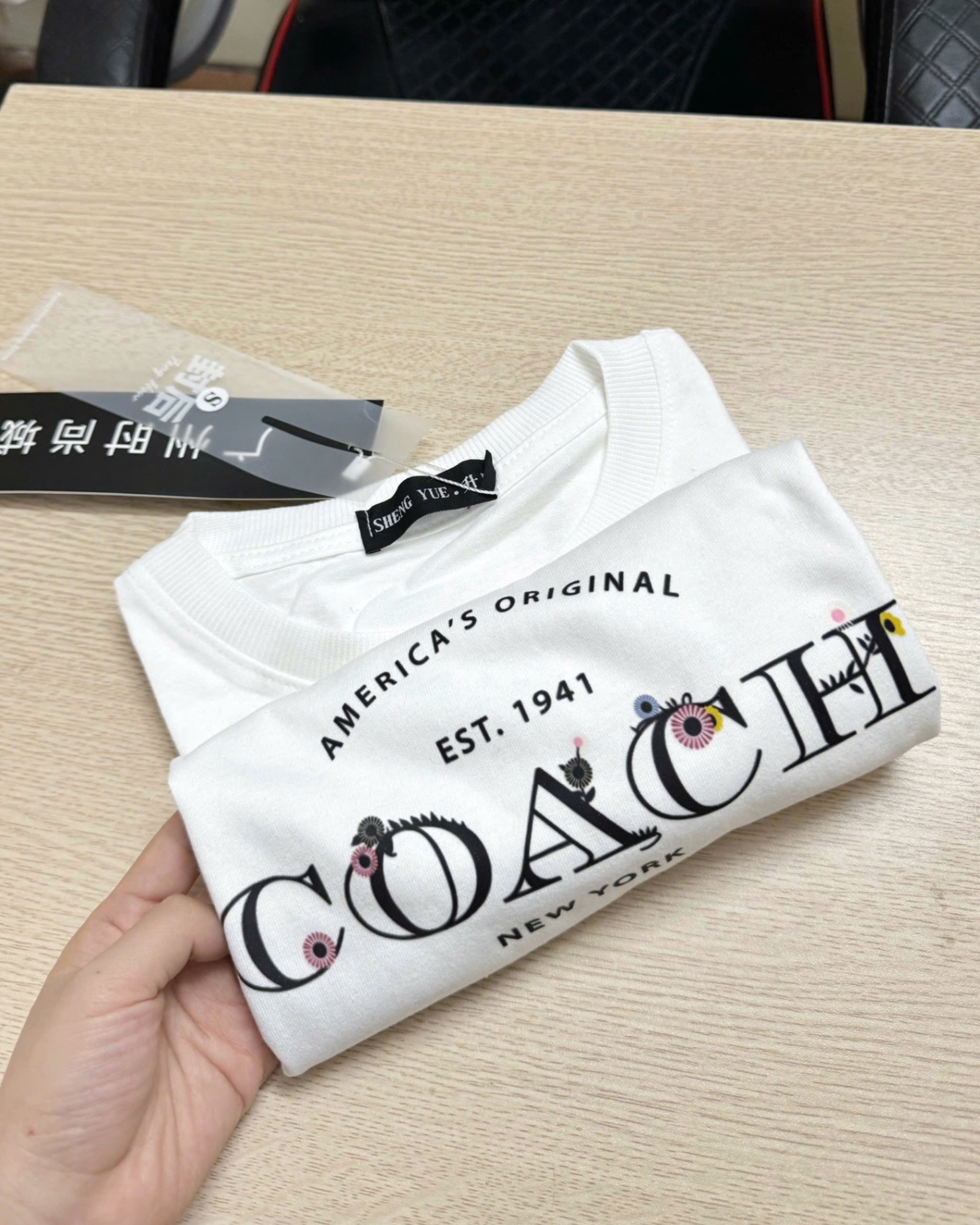 ÁO PULL CỘC TRẮNG COACH