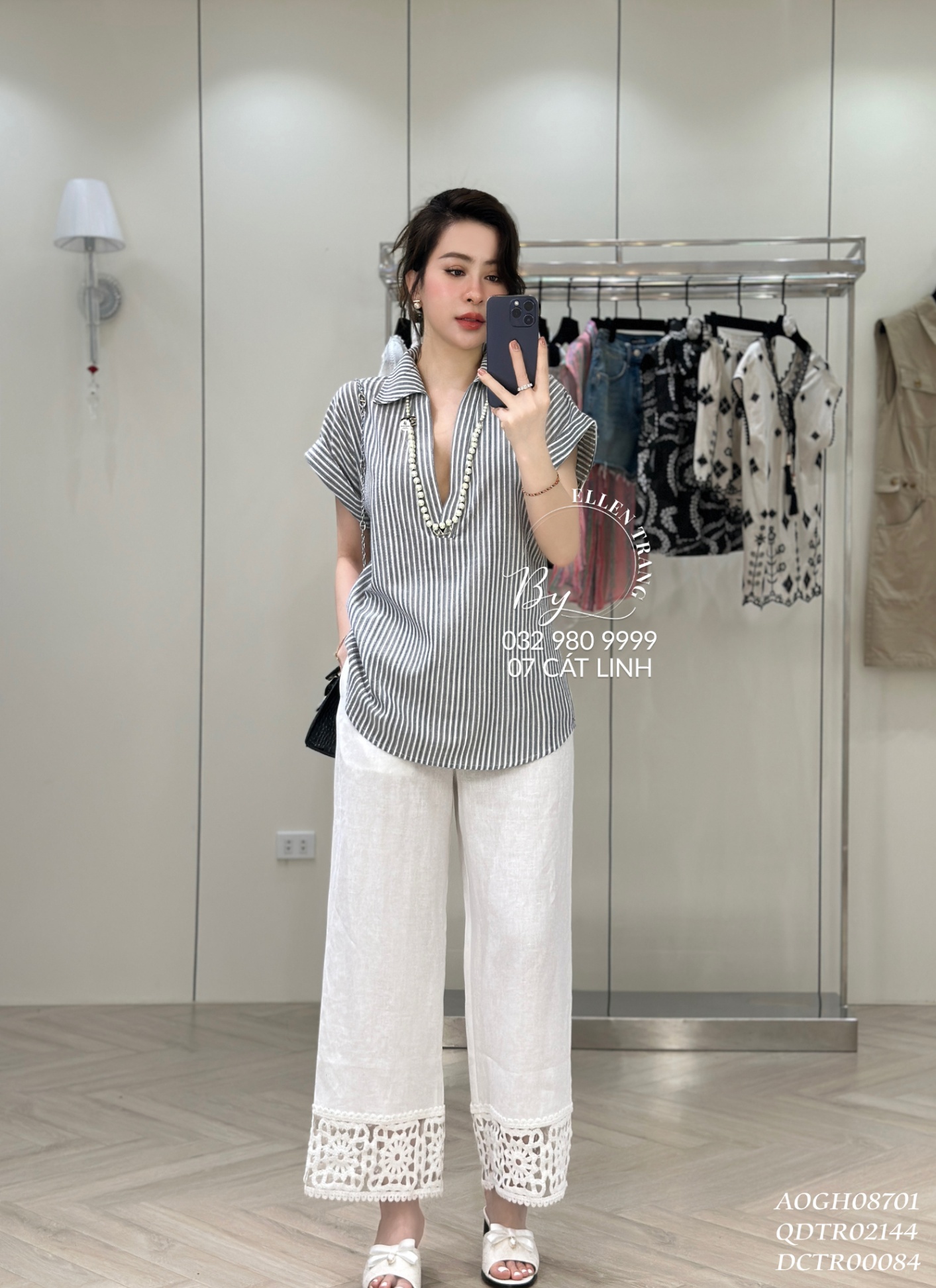 ÁO GHI SỌC TRẮNG ĐÍNH ĐÁ CHỮ V