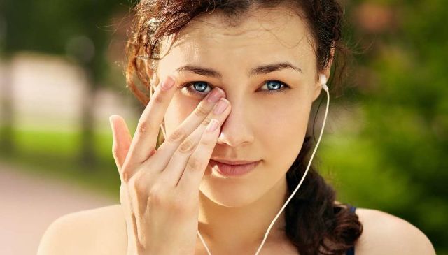 Cách lấy bụi ra khỏi mắt nhanh chóng an toàn