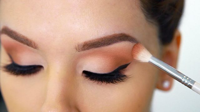 Trang điểm với phấn mắt sáng