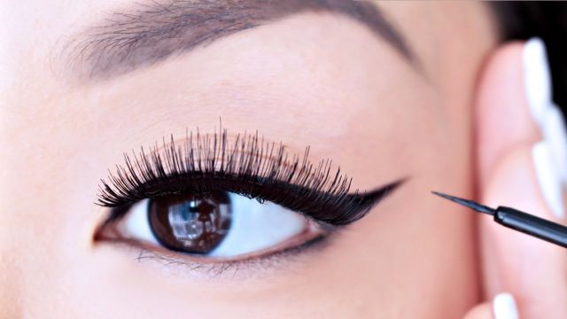 Kẻ mắt giúp mắt trông to tròn hơn
