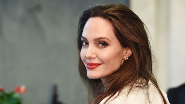 Chân mày hình vòng cung của Angelina Jolie