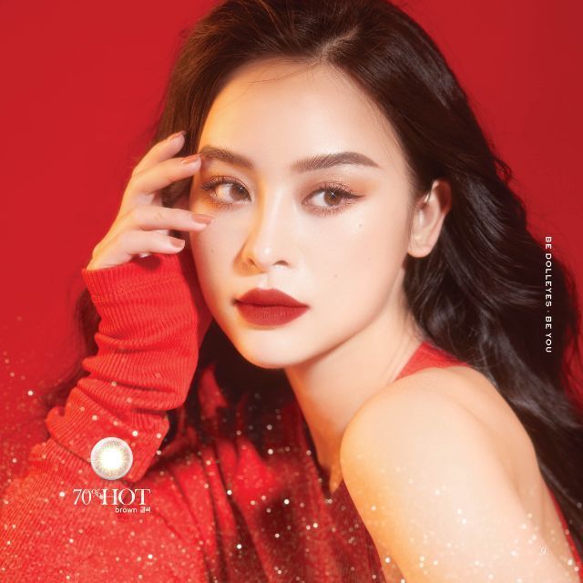 Makeup với son môi đỏ tăng thêm sự quyến rũ