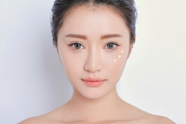 Đánh kem lót và kem nền khi makeup