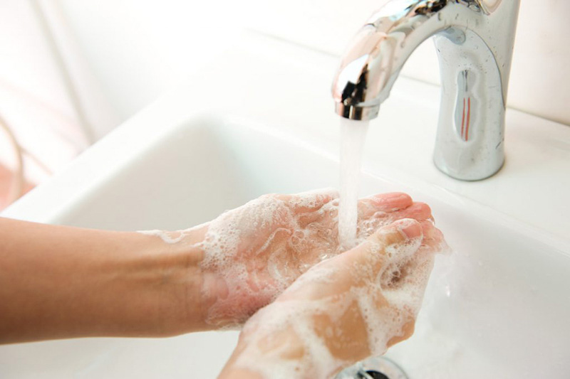 Rửa tay trước khi pha sữa Aptamil Đức