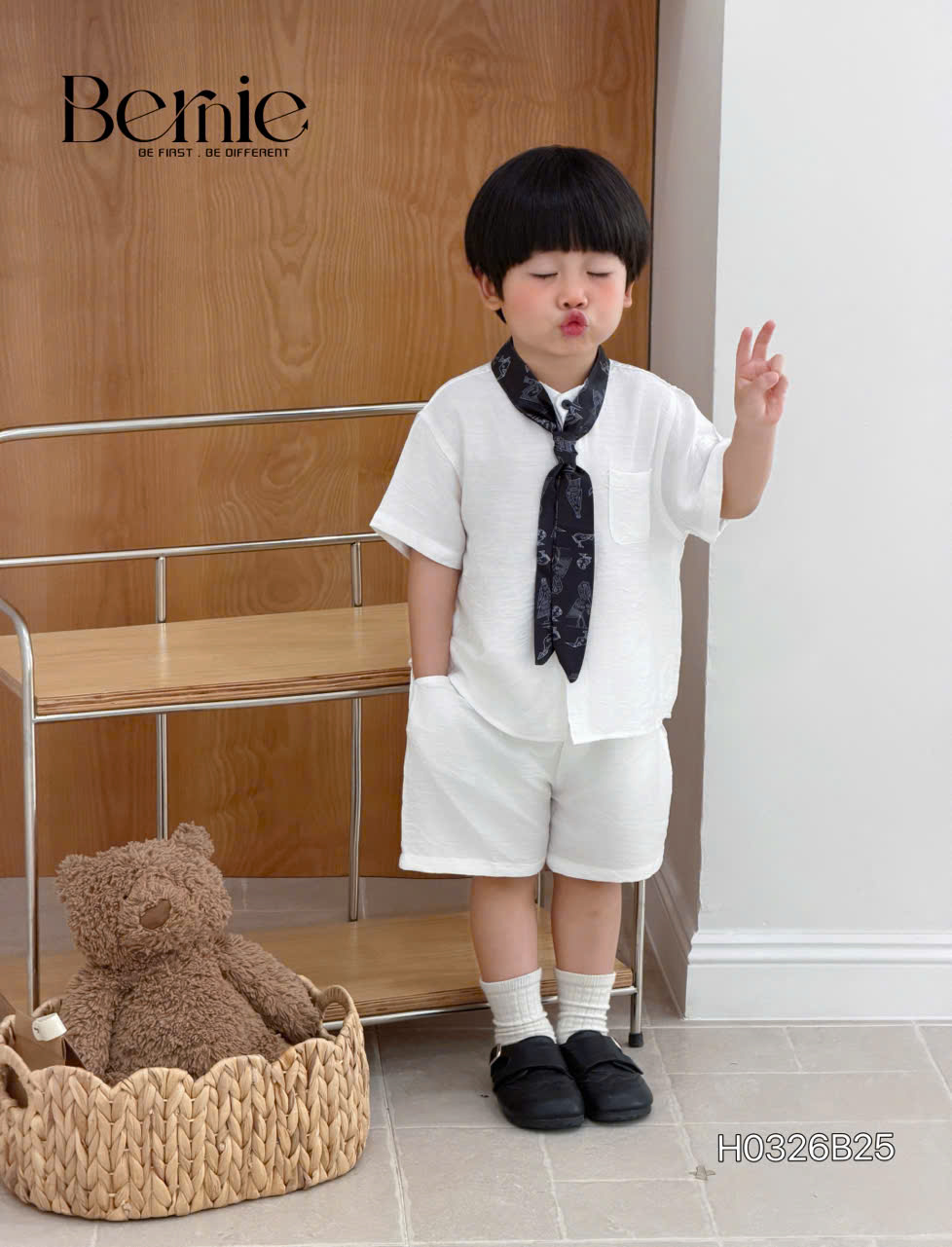Set sơ mi trắng cổ tàu phối khăn Bernie