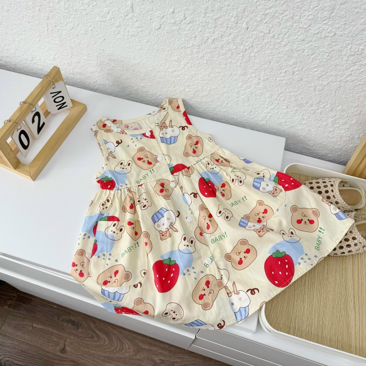 (bảng màu mới )Váy sát nách thô mềm phối cúc và túi trước, in họa tiết siêu xinh Mozi cho bé gái
