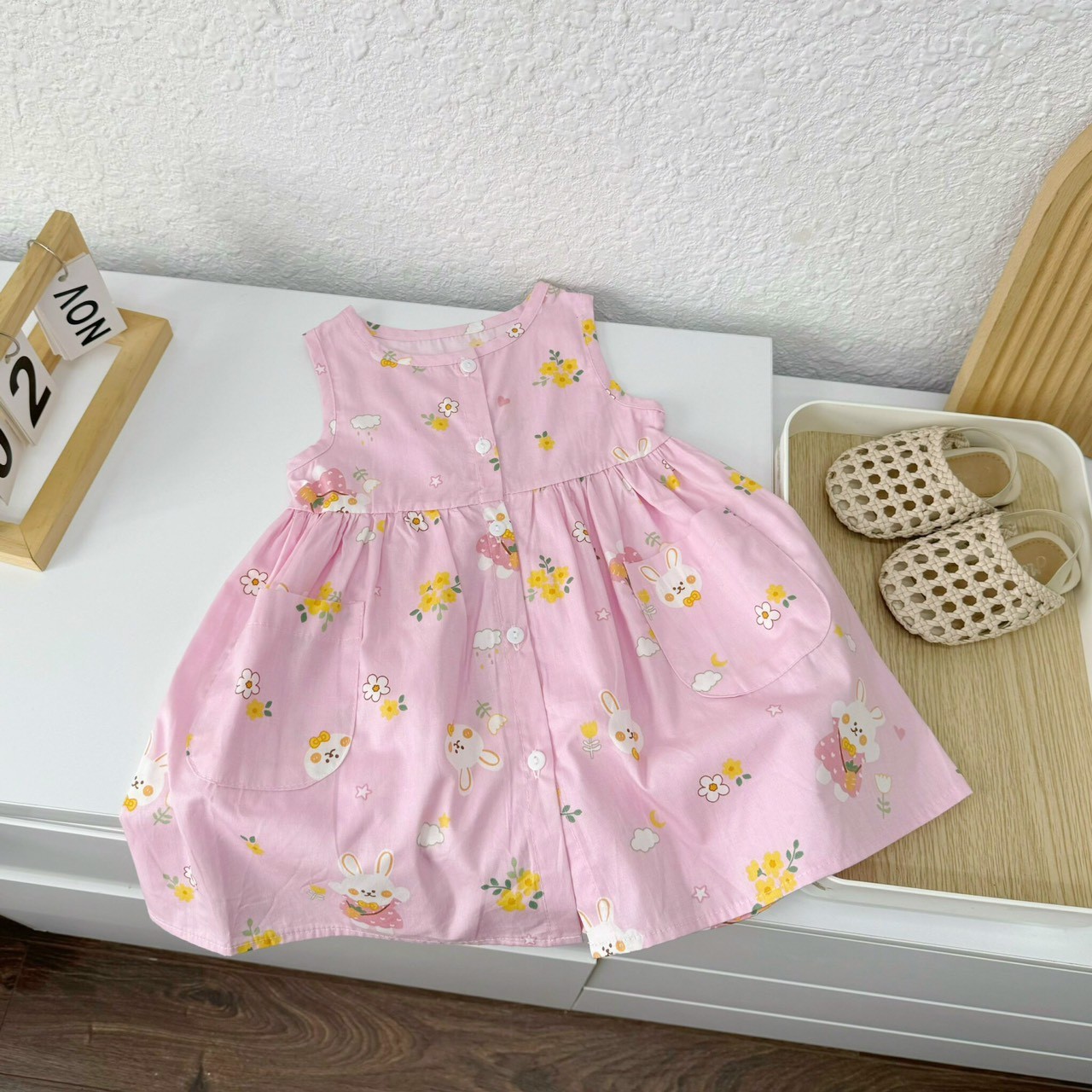 (bảng màu mới )Váy sát nách thô mềm phối cúc và túi trước, in họa tiết siêu xinh Mozi cho bé gái