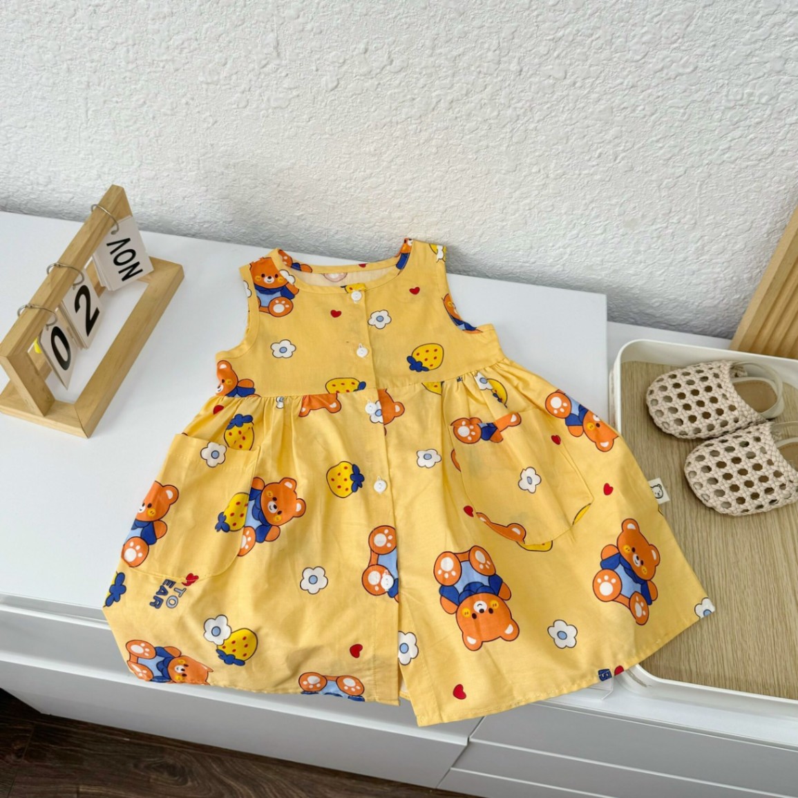 (bảng màu mới )Váy sát nách thô mềm phối cúc và túi trước, in họa tiết siêu xinh Mozi cho bé gái