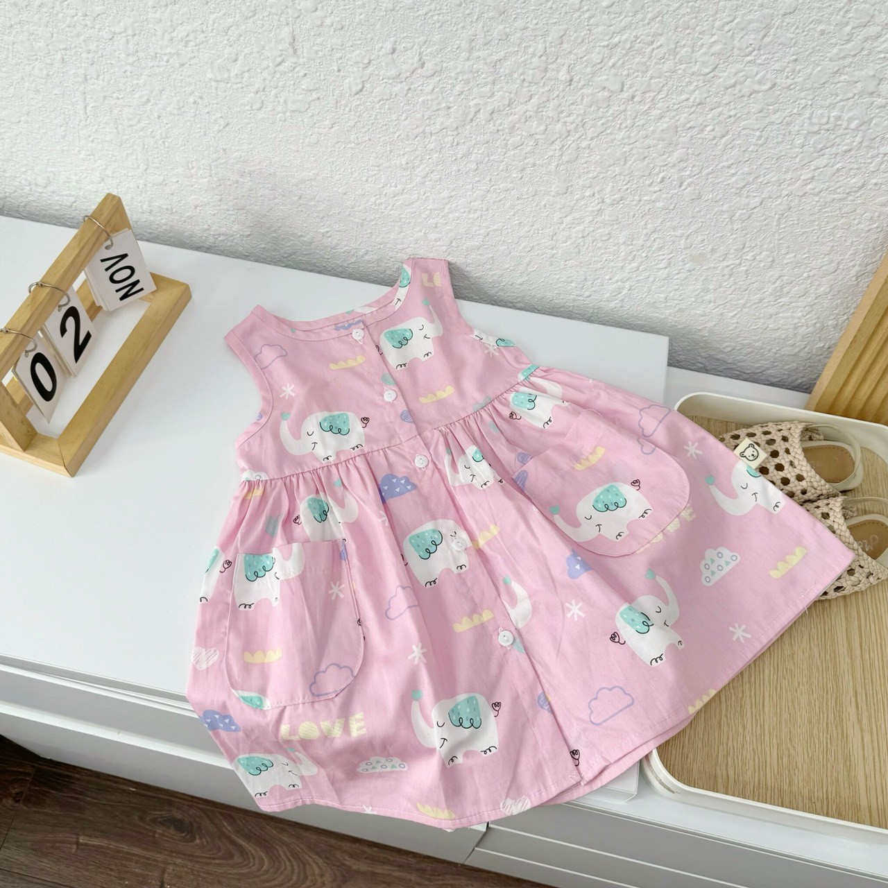 (bảng màu mới )Váy sát nách thô mềm phối cúc và túi trước, in họa tiết siêu xinh Mozi cho bé gái