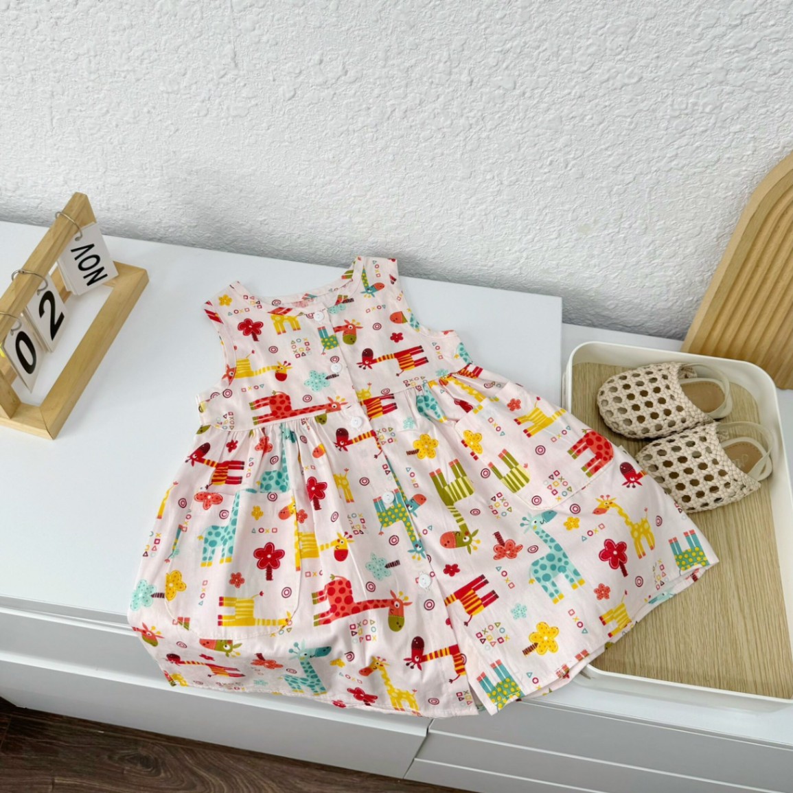 (bảng màu mới )Váy sát nách thô mềm phối cúc và túi trước, in họa tiết siêu xinh Mozi cho bé gái