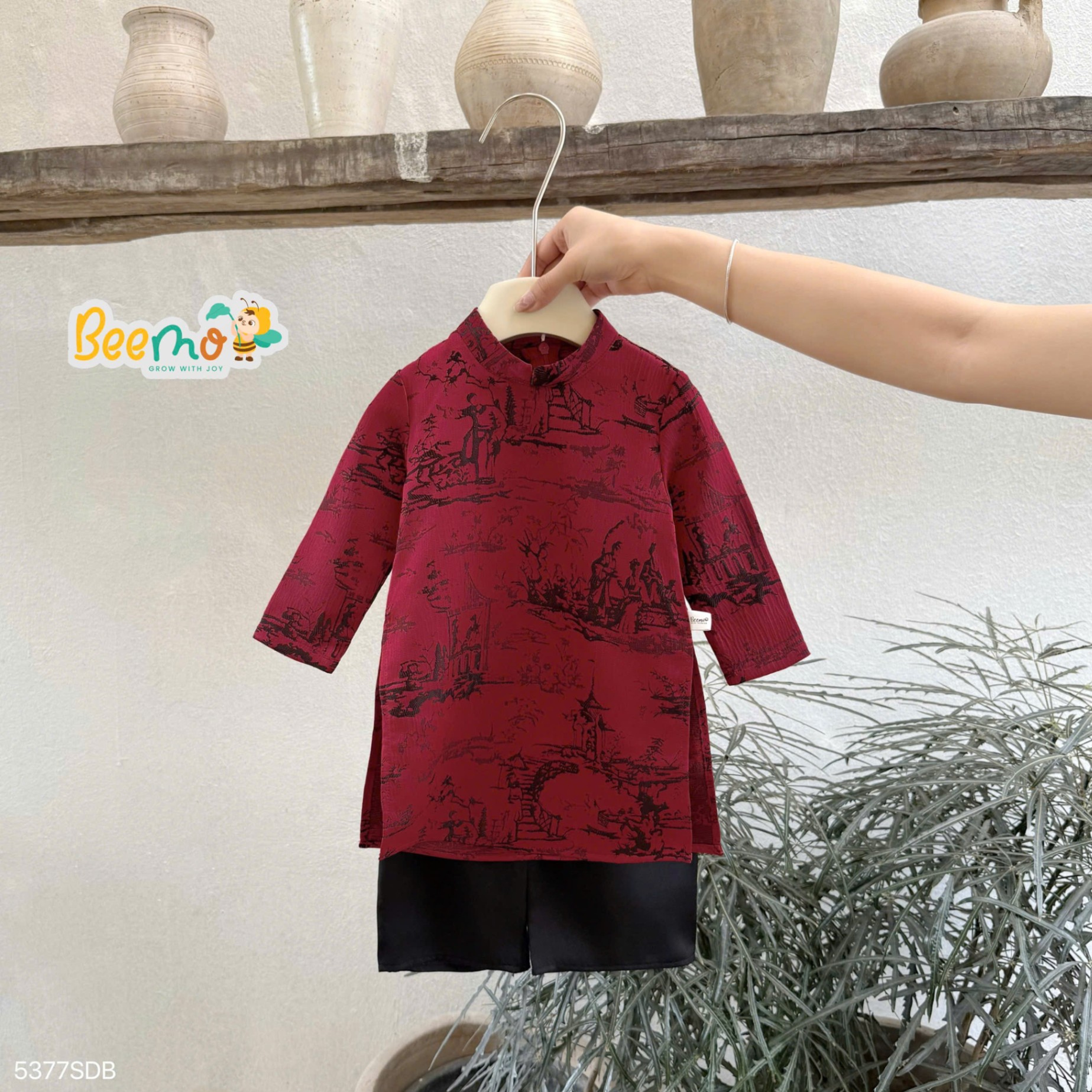 Áo dài Tết vải gấm họa tiết Beemo