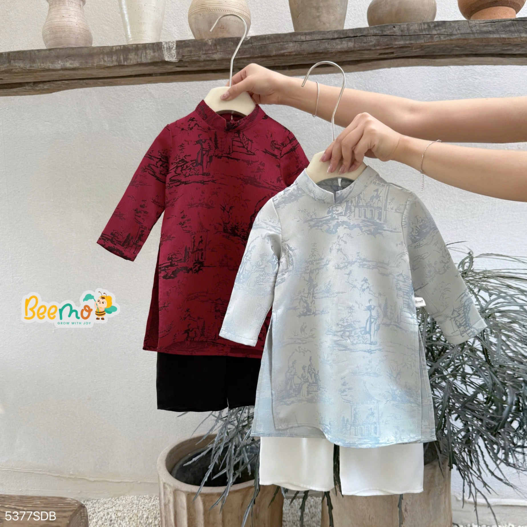 Áo dài Tết vải gấm họa tiết Beemo