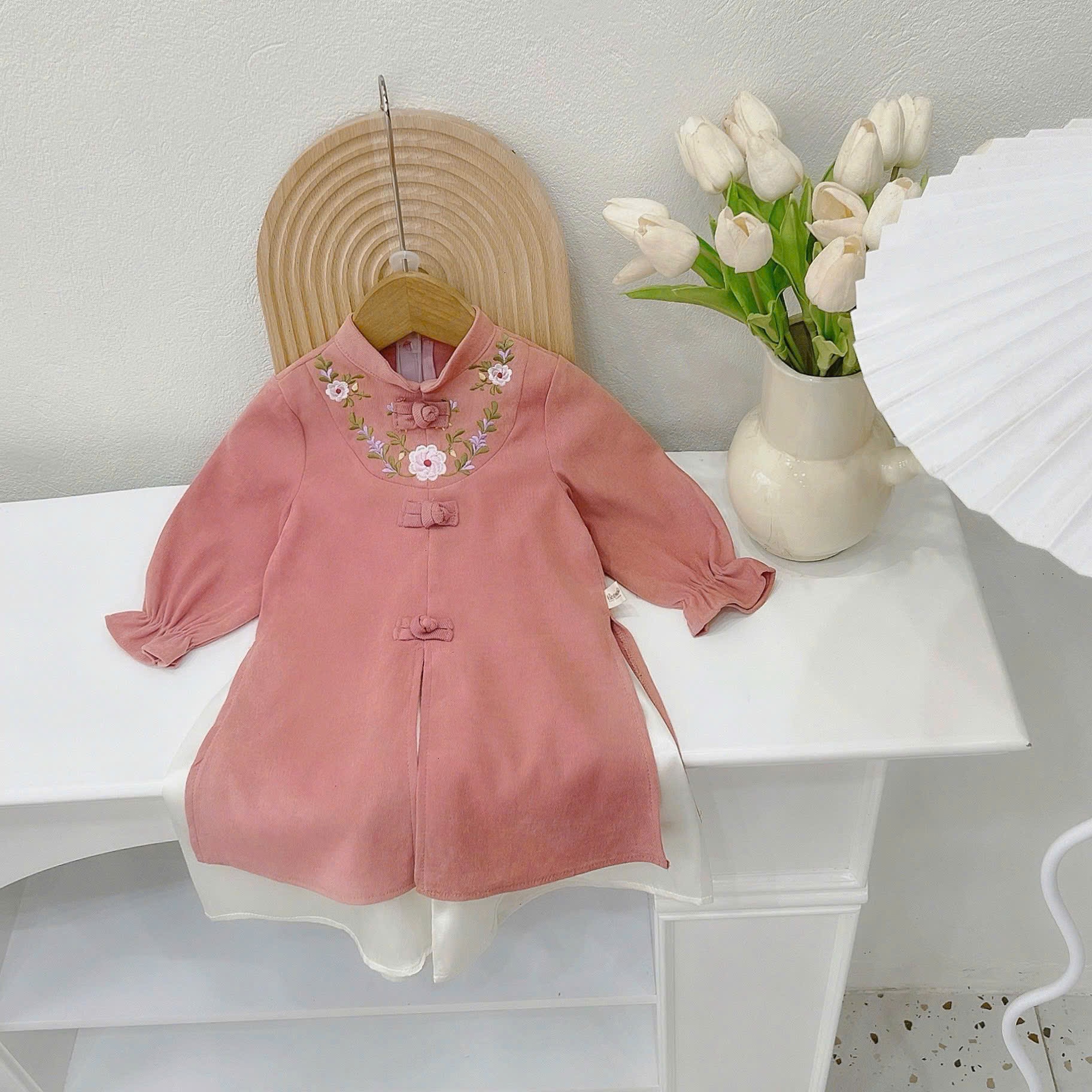 Áo dài cách tân thêu hoa điệu đà cho bé gái Beemo