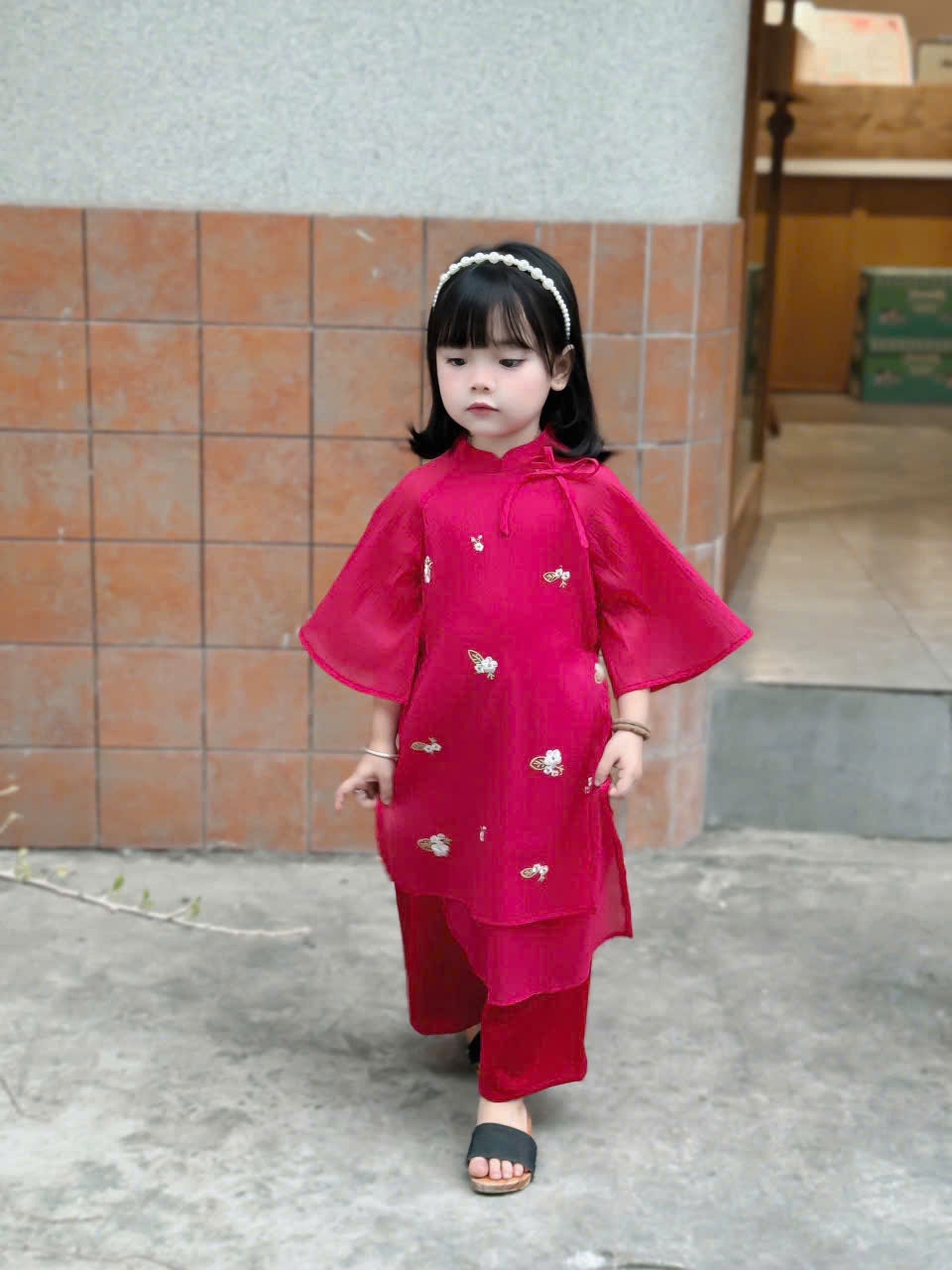 Áo dài đính dây nơ thêu hoa Mozi