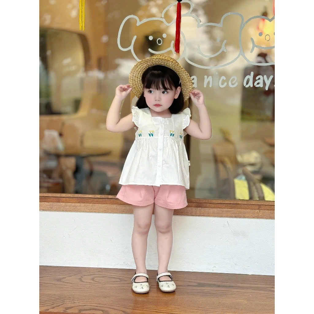 Bộ cộc áo thêu hoa tay cánh tiên kết hợp quần kaki Mozi cho bé gái