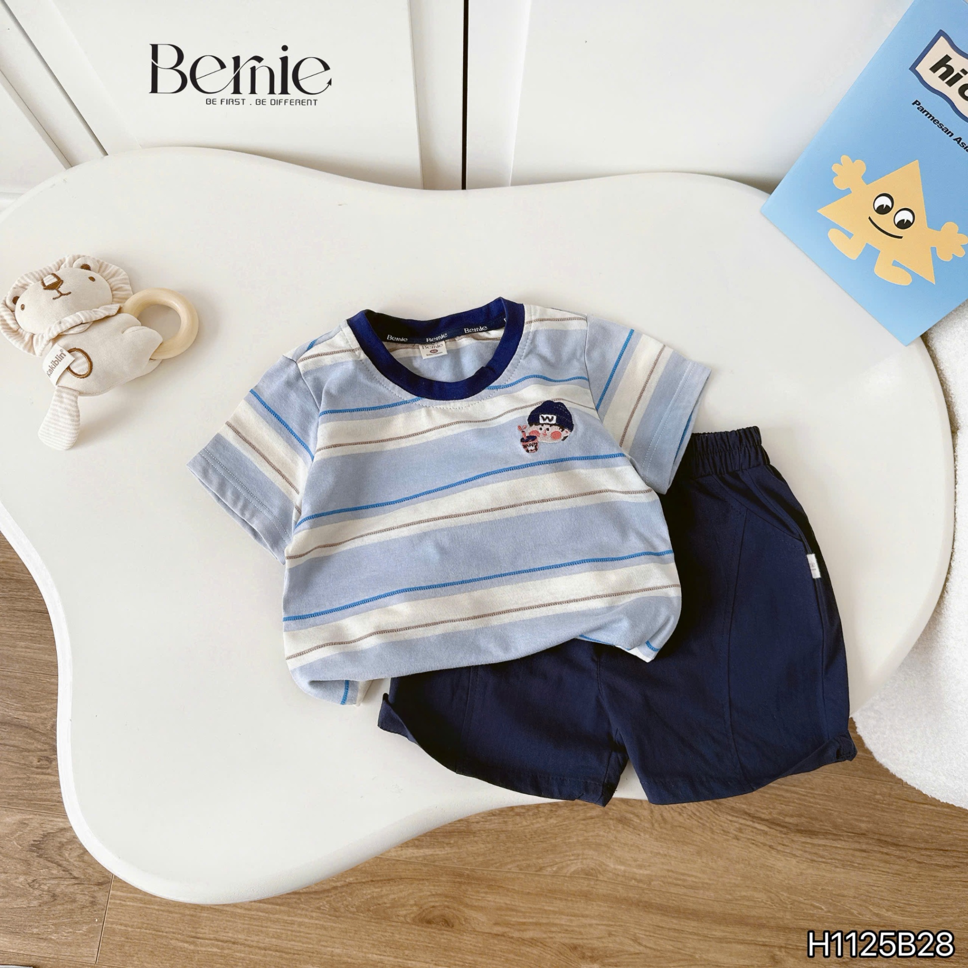 Bộ cộc tay kẻ cậu bé trà sữa Bernie