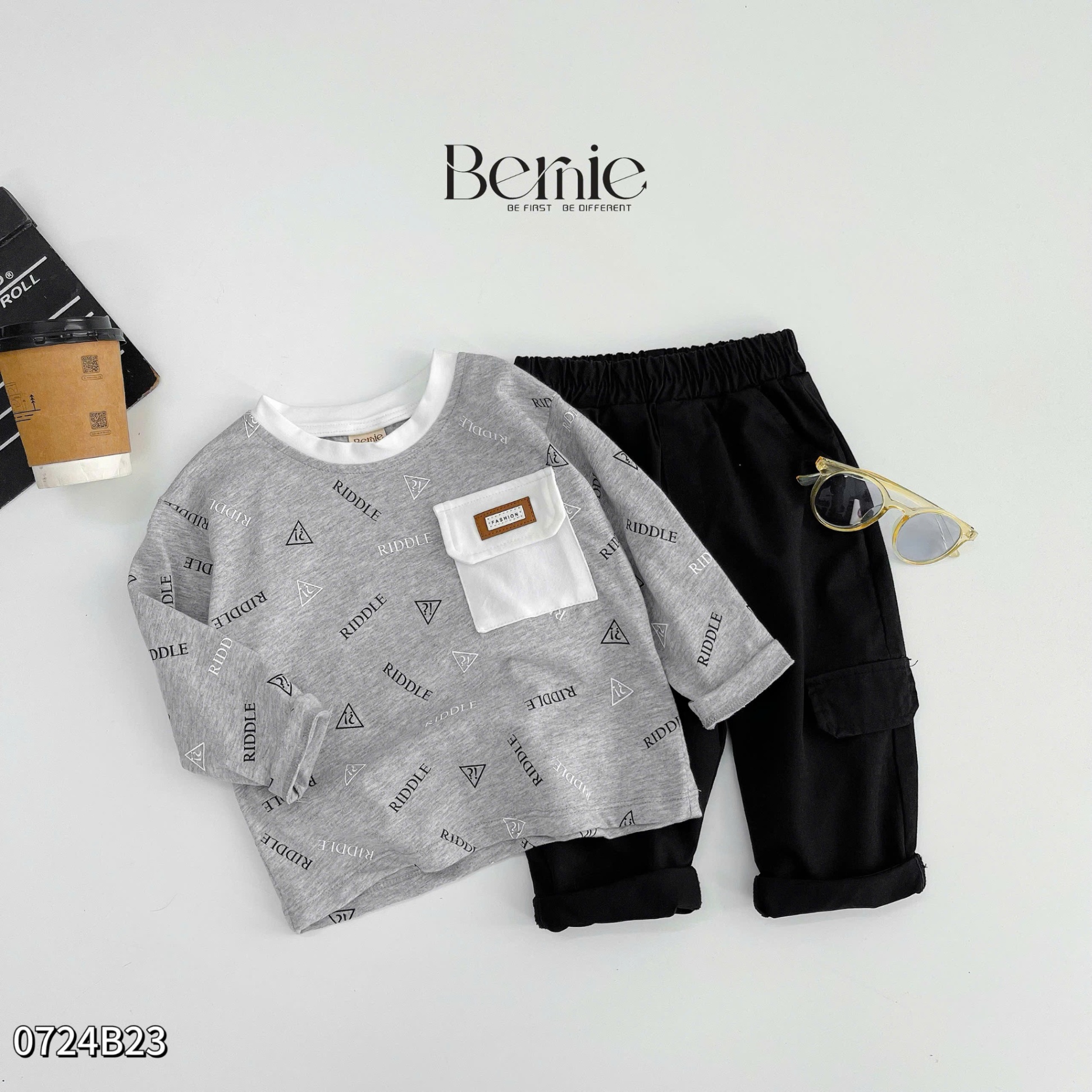 Bộ cotton dài tay họa tiết Riddle túi ngực đính tag Bernie cho bé