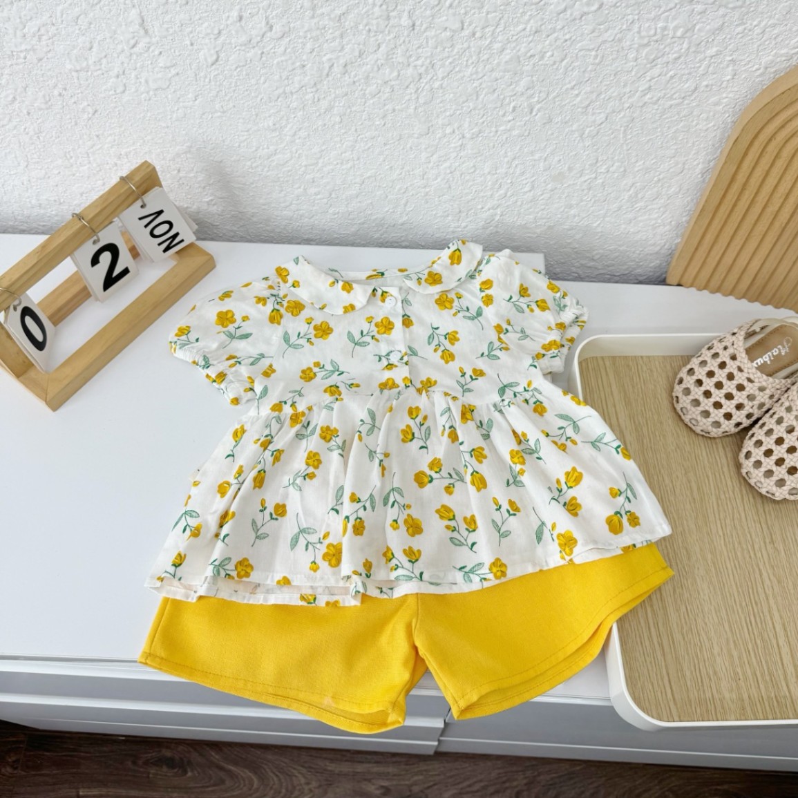 Bộ linen cộc áo cổ sen kết hợp quần đùi Mozi cho bé gái