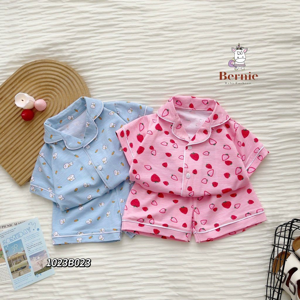 Bộ pijama - pizama thô cộc tay in họa tiết thỏ và dâu Bernie cho bé