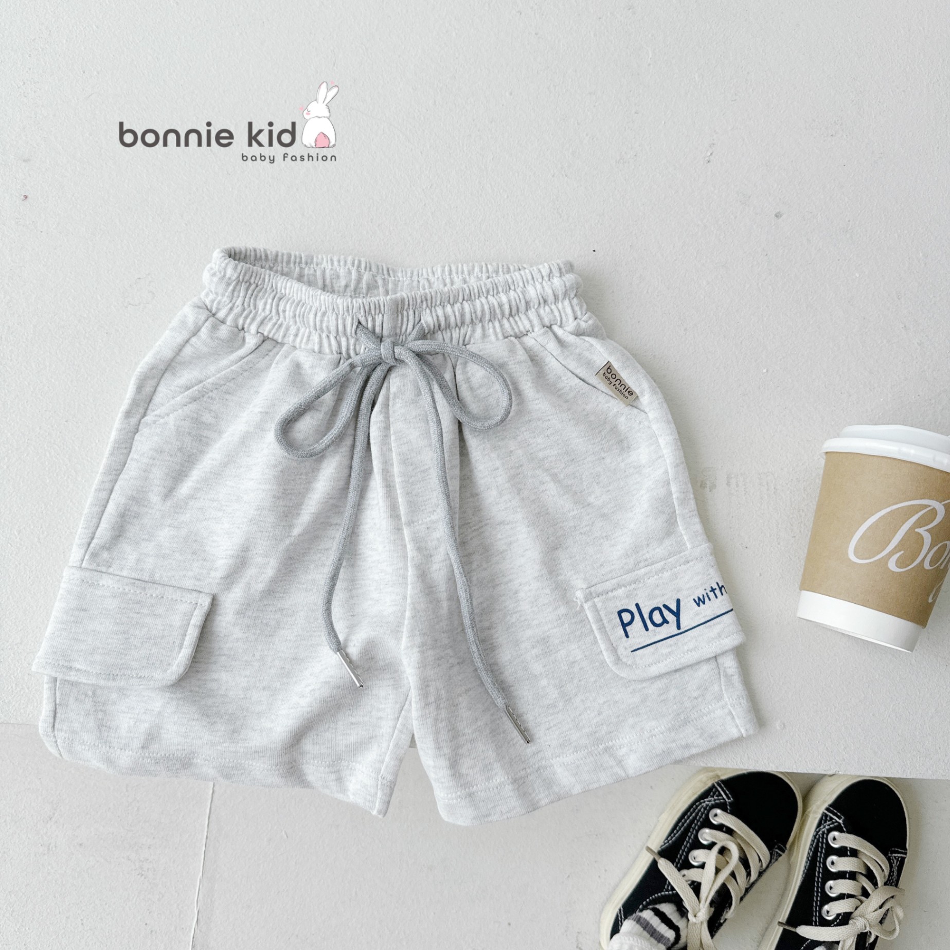 Quần đùi cotton da cá in chữ play dáng thể thao Bonnie cho bé