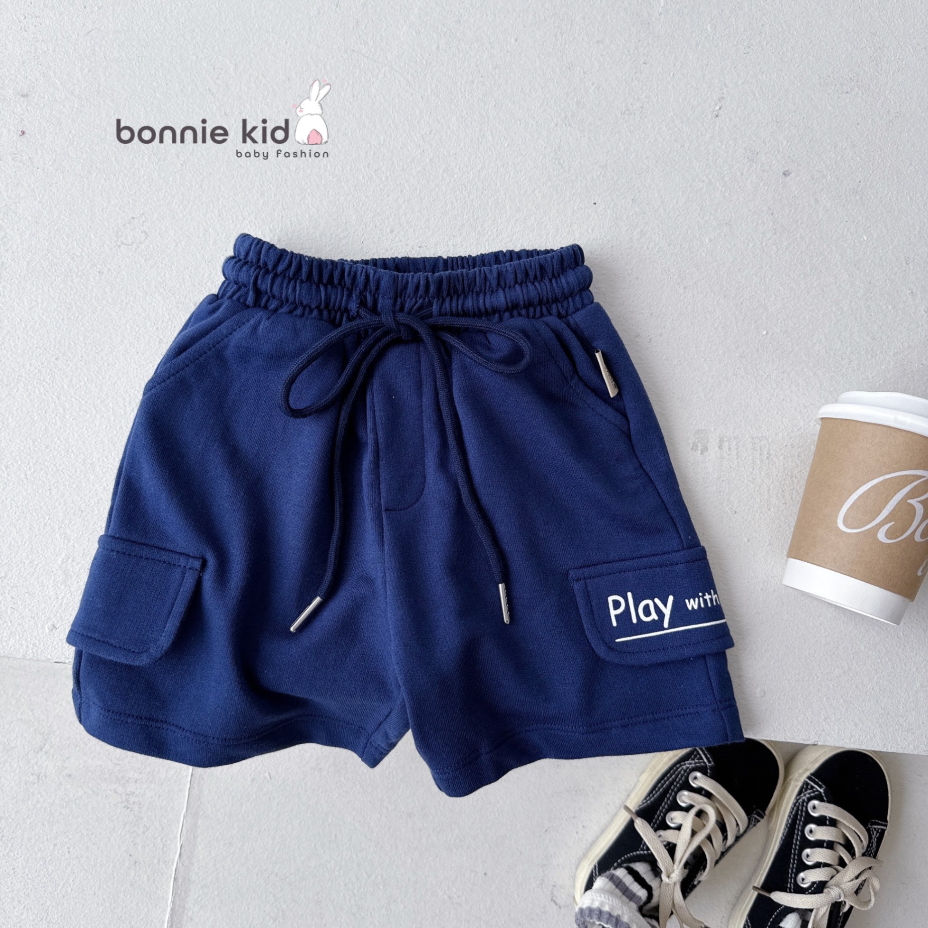 Quần đùi cotton da cá in chữ play dáng thể thao Bonnie cho bé