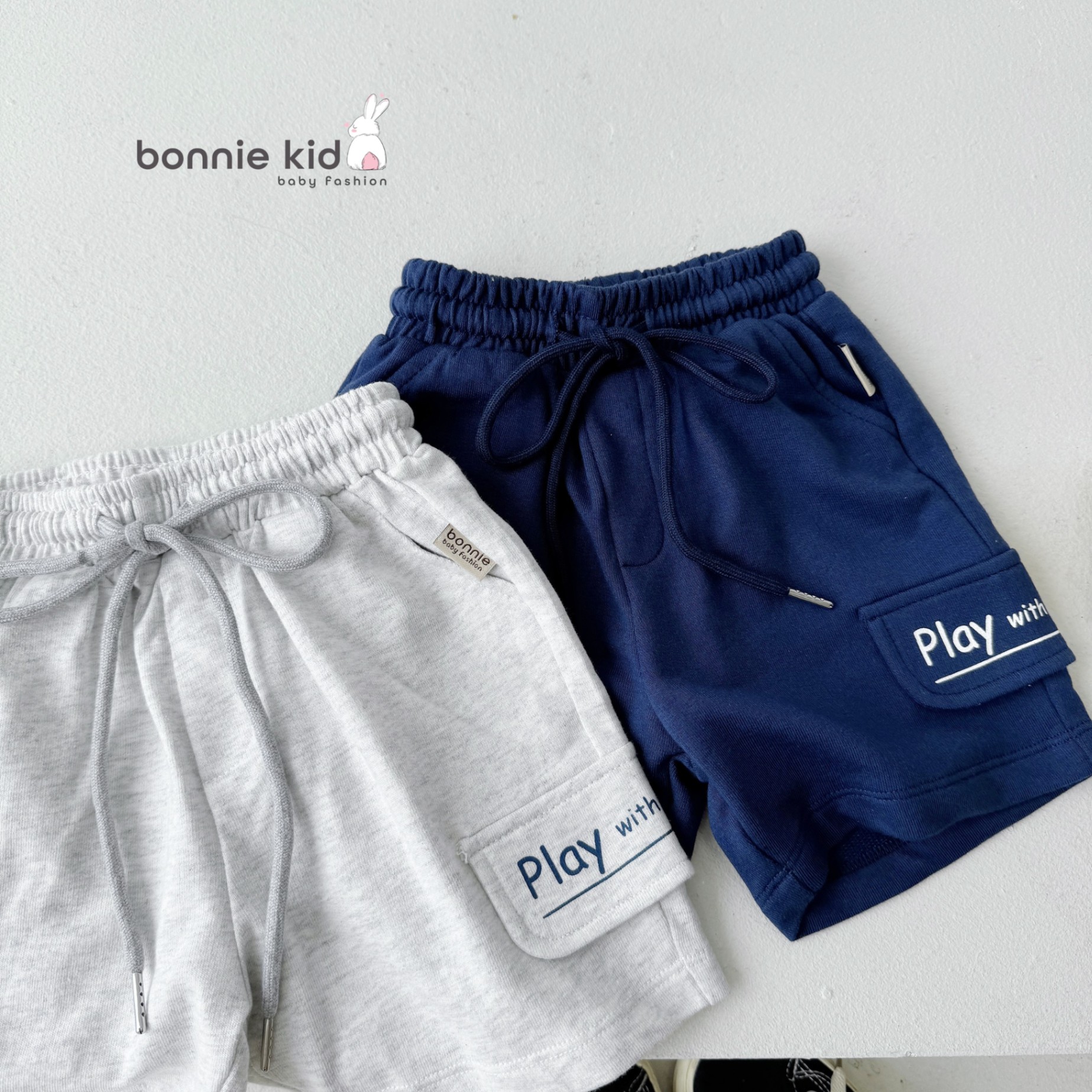 Quần đùi cotton da cá in chữ play dáng thể thao Bonnie cho bé