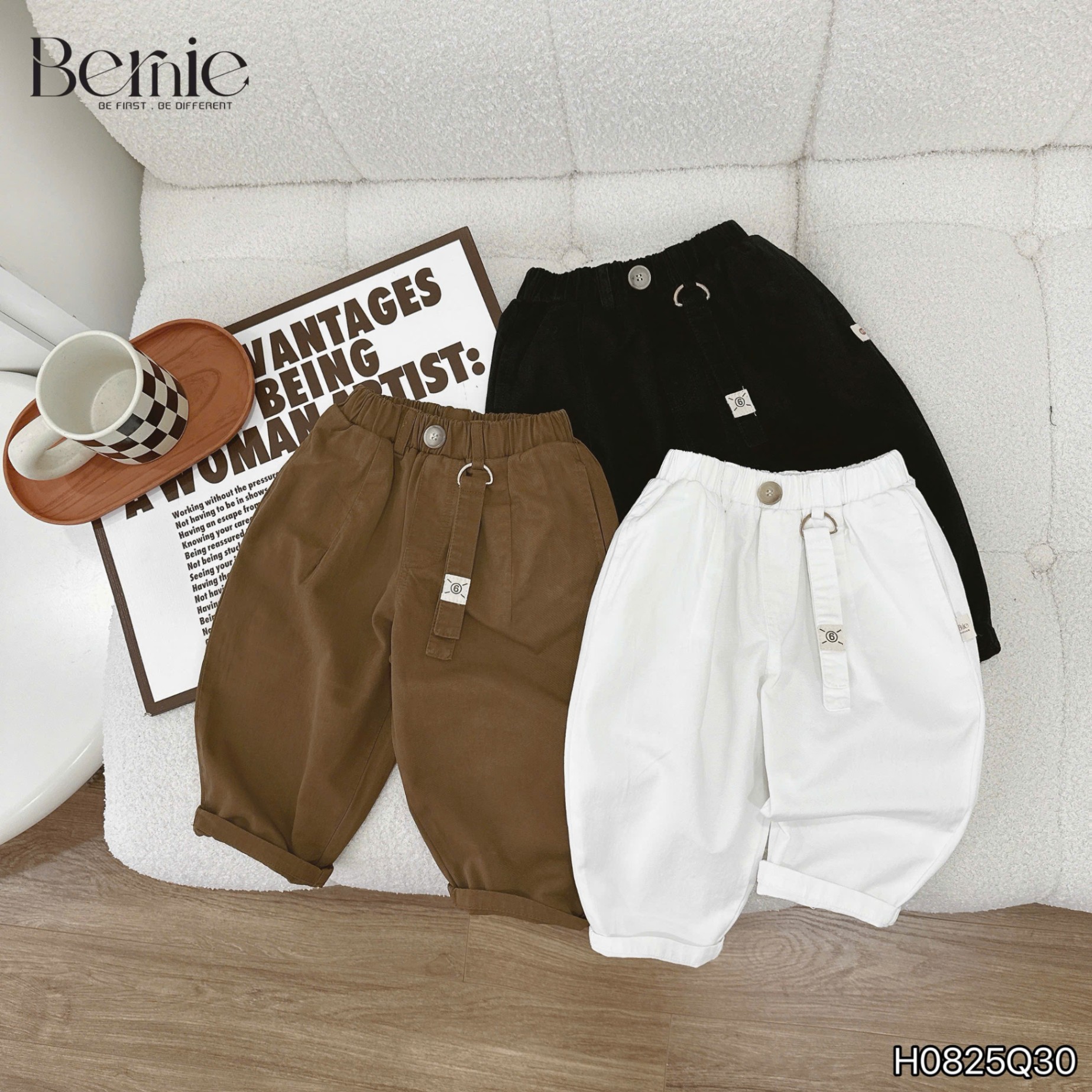 Quần kaki phối dây đính tag Bernie
