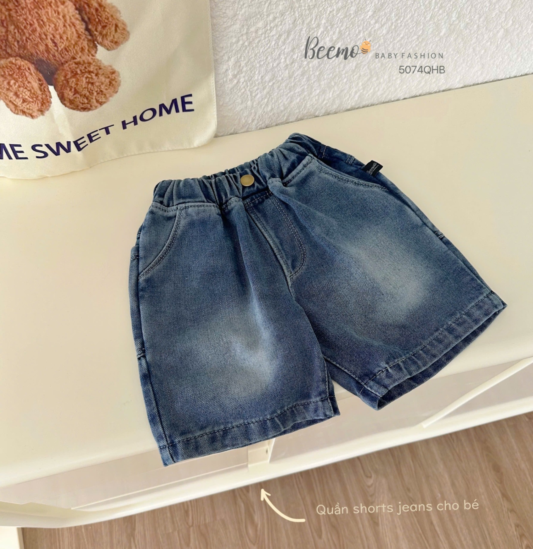Quần short jeans phối tag da Beemo