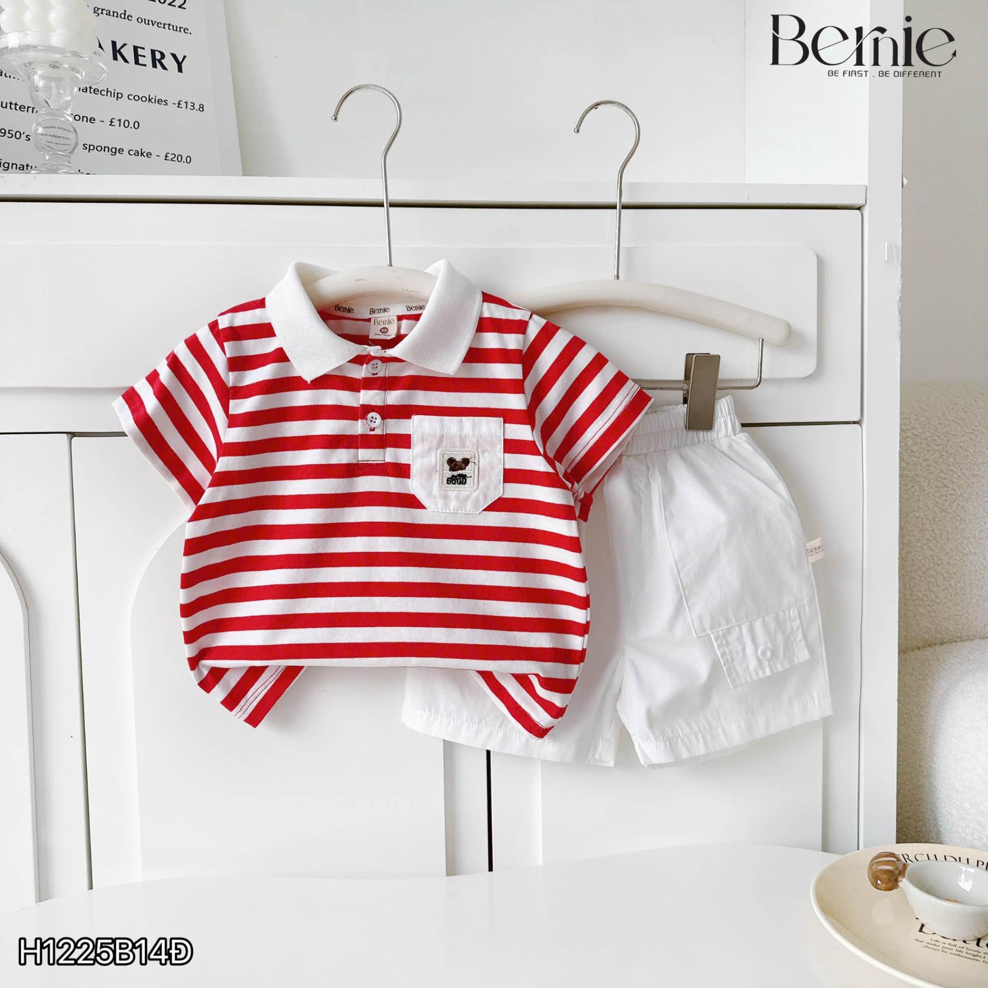 Set polo kẻ đỏ tag gấu phối quần kaki Bernie