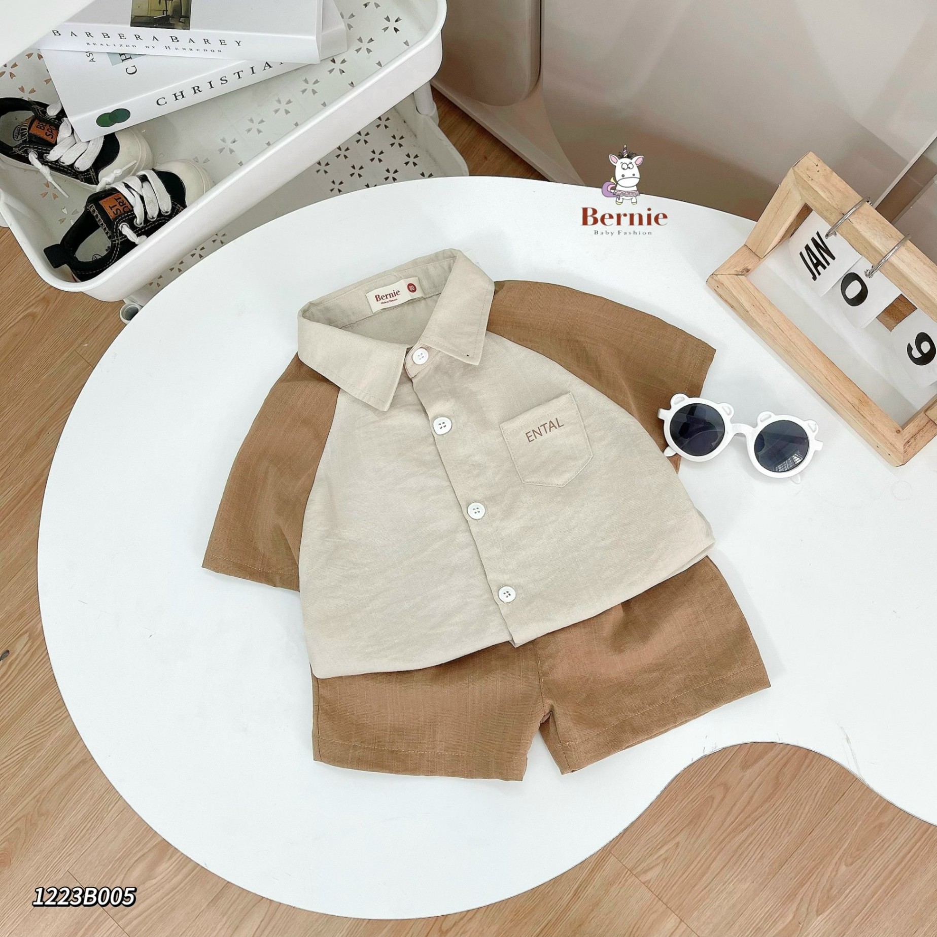 Set sơ mi cộc tay in chữ mặt sau cá tính Bernie cho bé