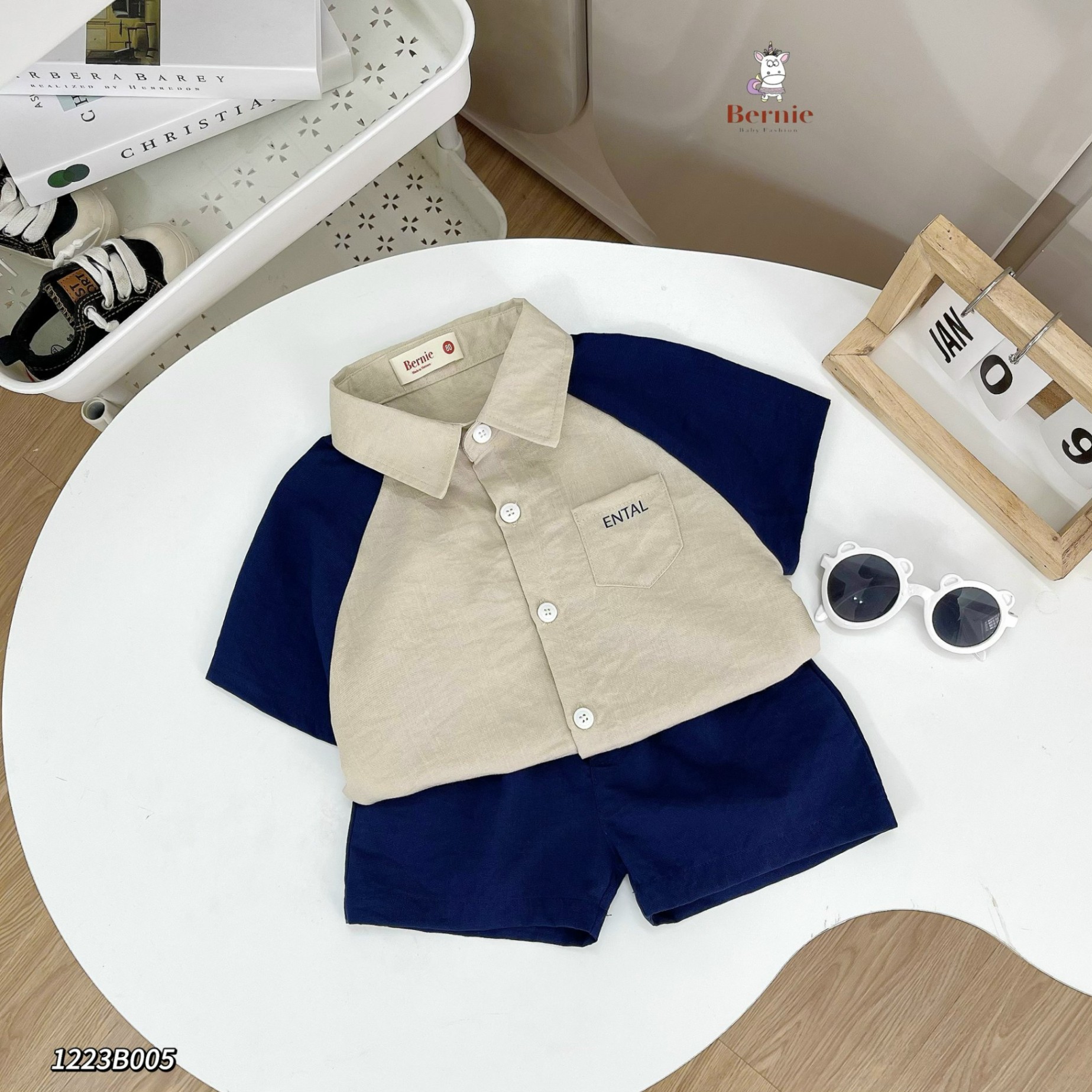 Set sơ mi cộc tay in chữ mặt sau cá tính Bernie cho bé
