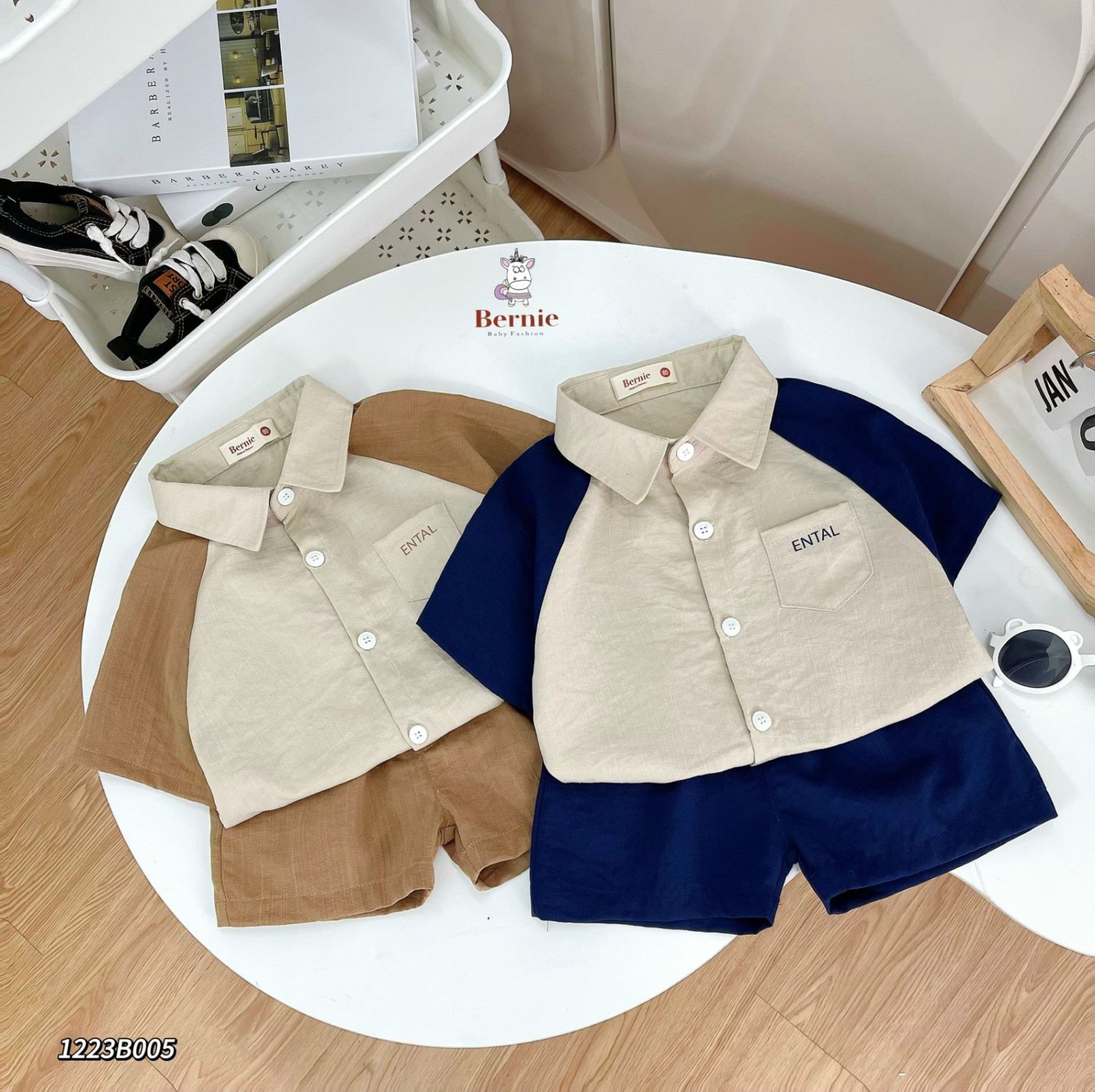 Set sơ mi cộc tay in chữ mặt sau cá tính Bernie cho bé