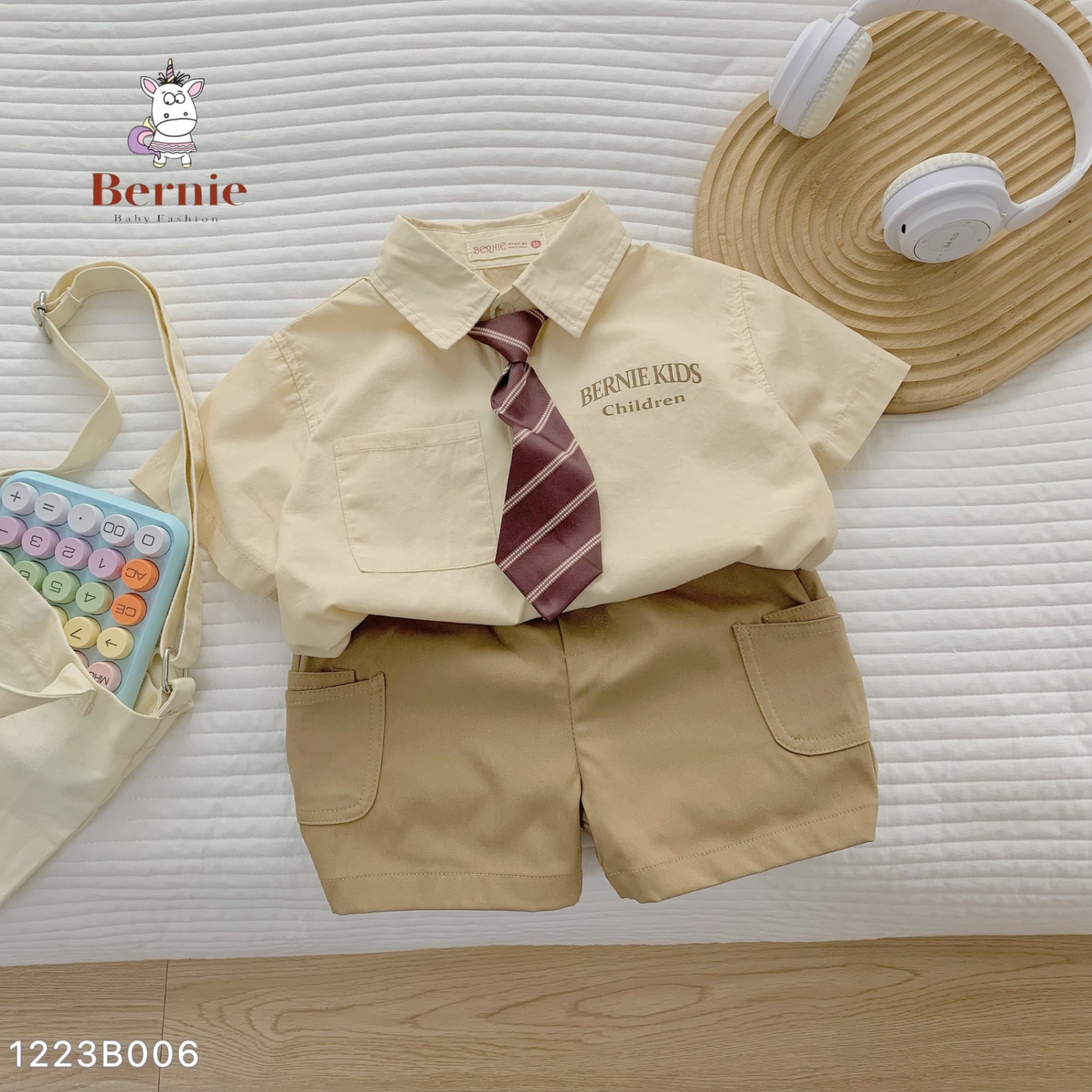 Set sơ mi thô mềm cộc tay kèm cà vạt phối quần kaki Bernie cho bé