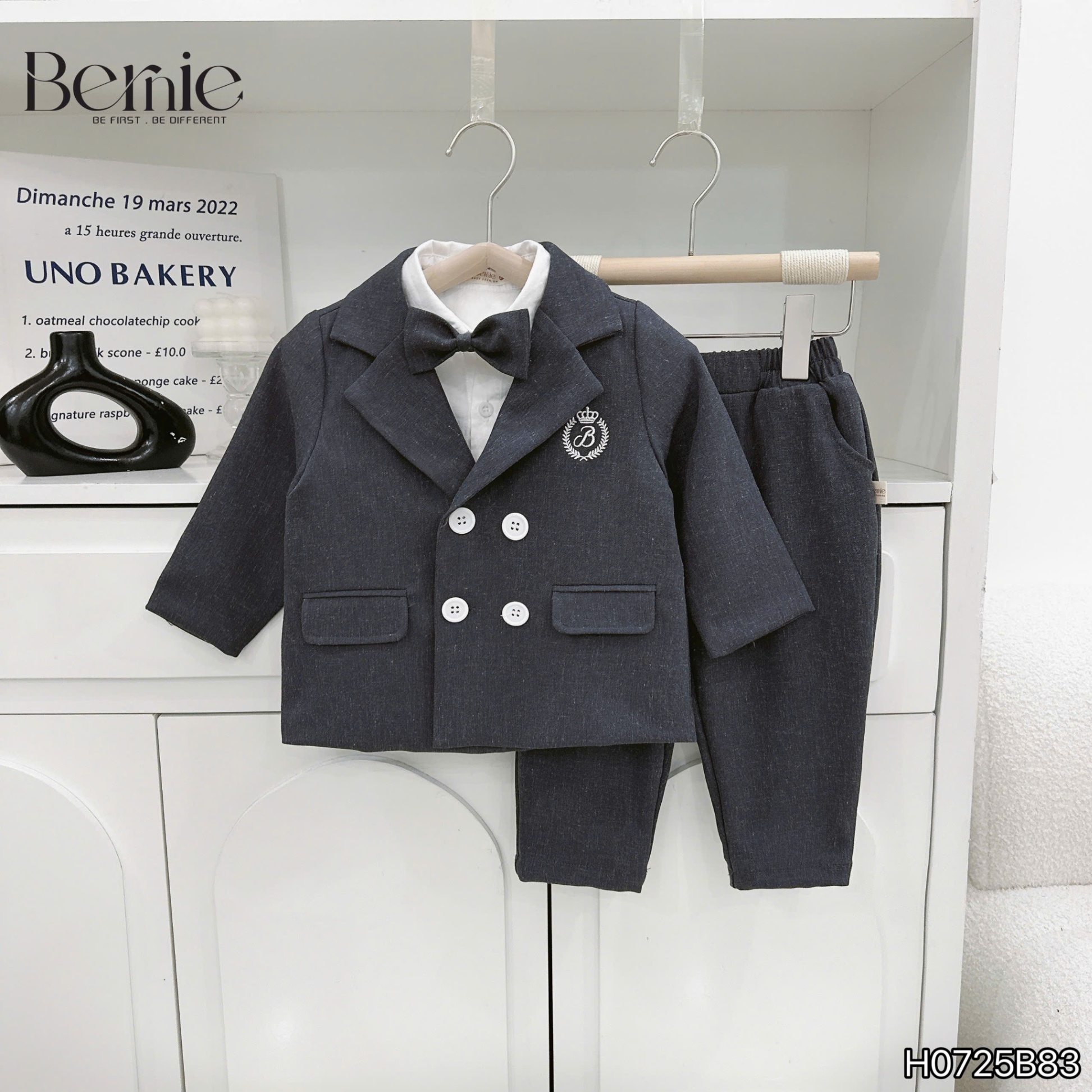 Set vest dài tay huy hiệu Bernie