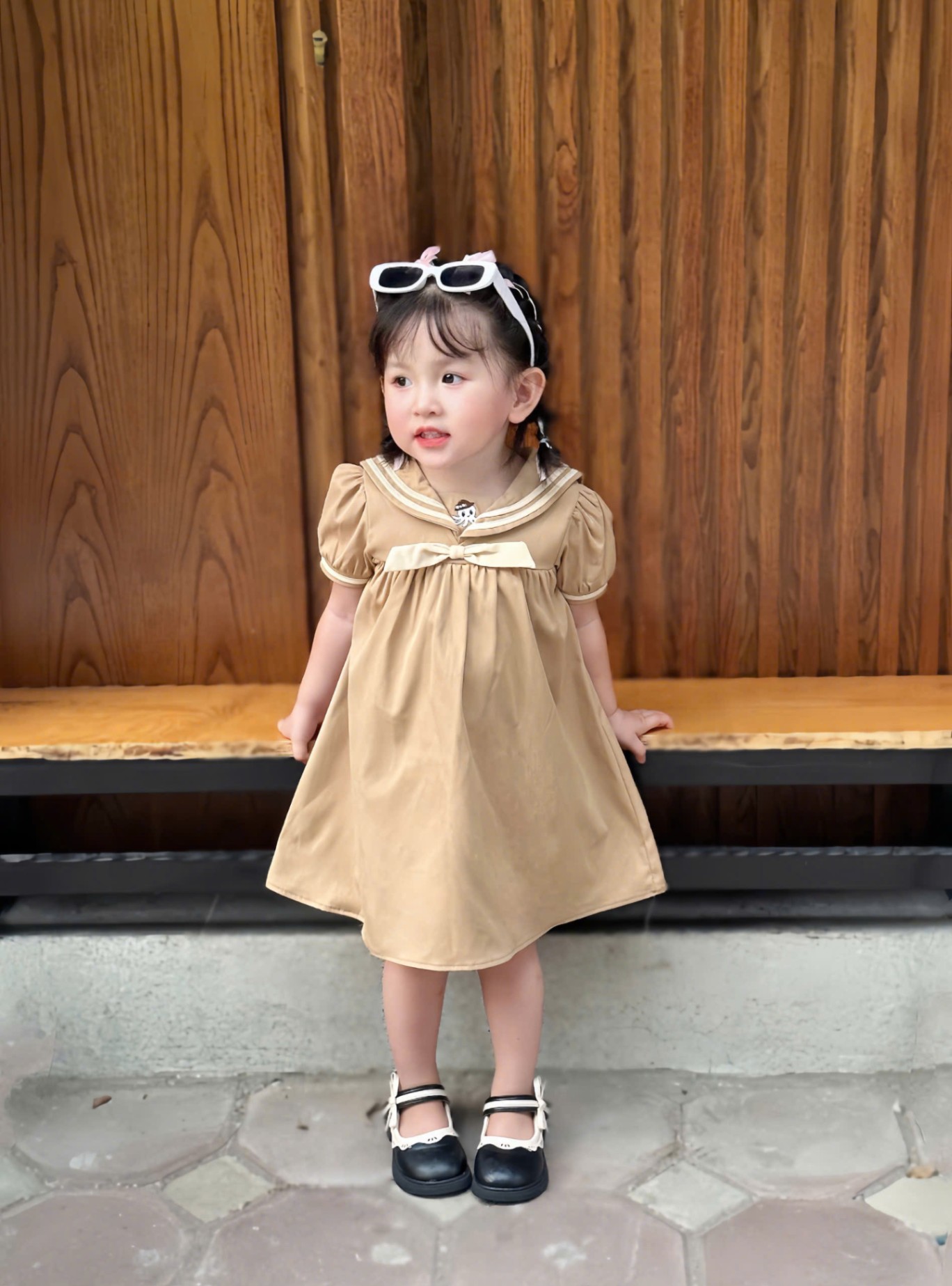 Váy kaki cổ thủy thủ thêu hoa ngực Mozi cho bé gái