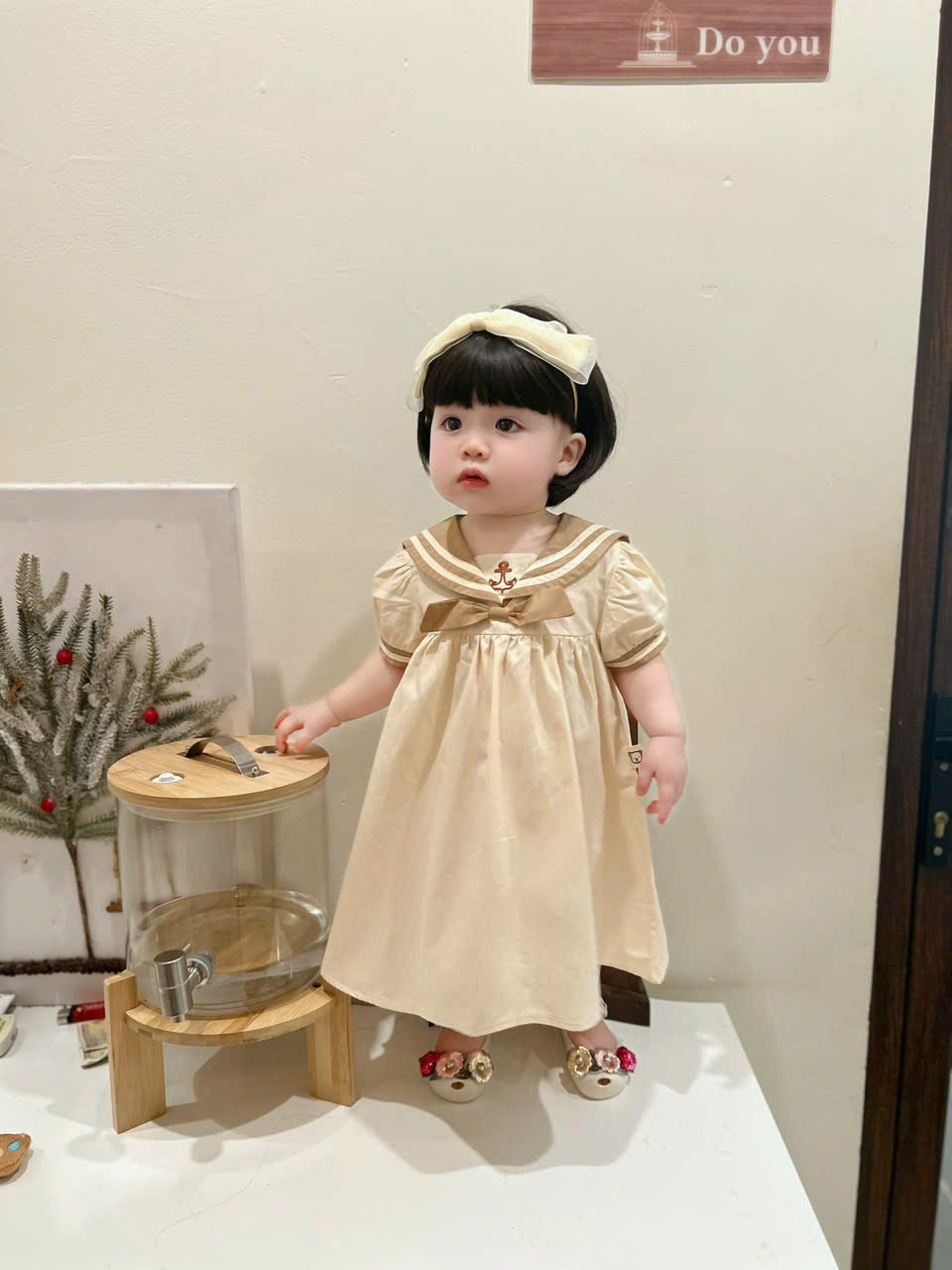 Váy kaki cổ thủy thủ thêu hoa ngực Mozi cho bé gái