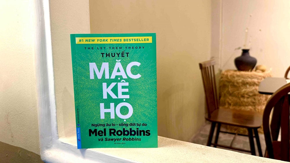 Khi bạn ngừng sống vì ánh mắt người khác - Review sách Thuyết Mặc Kệ Họ