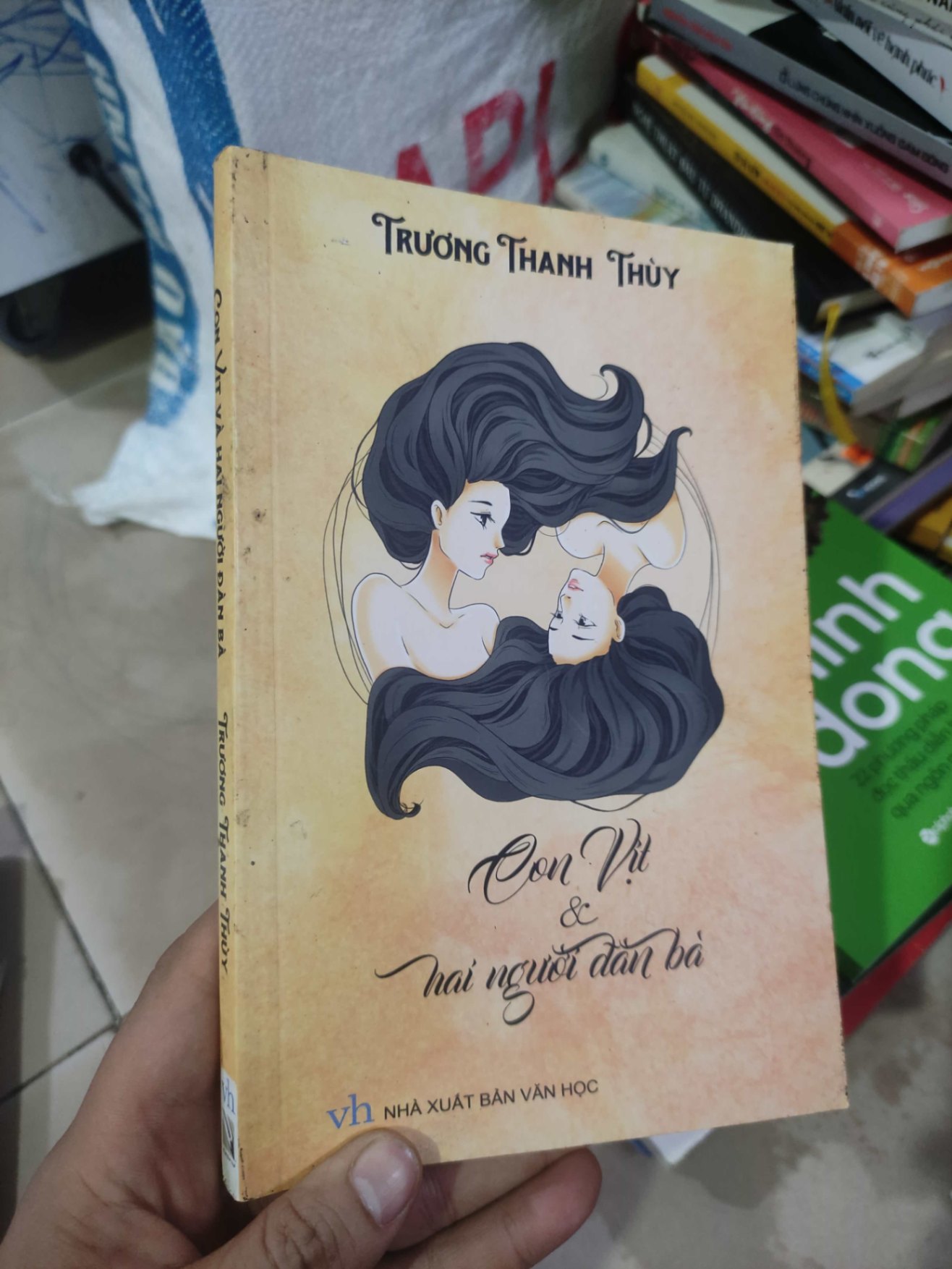 Con vịt và hai người đàn bà.HCM01/03
