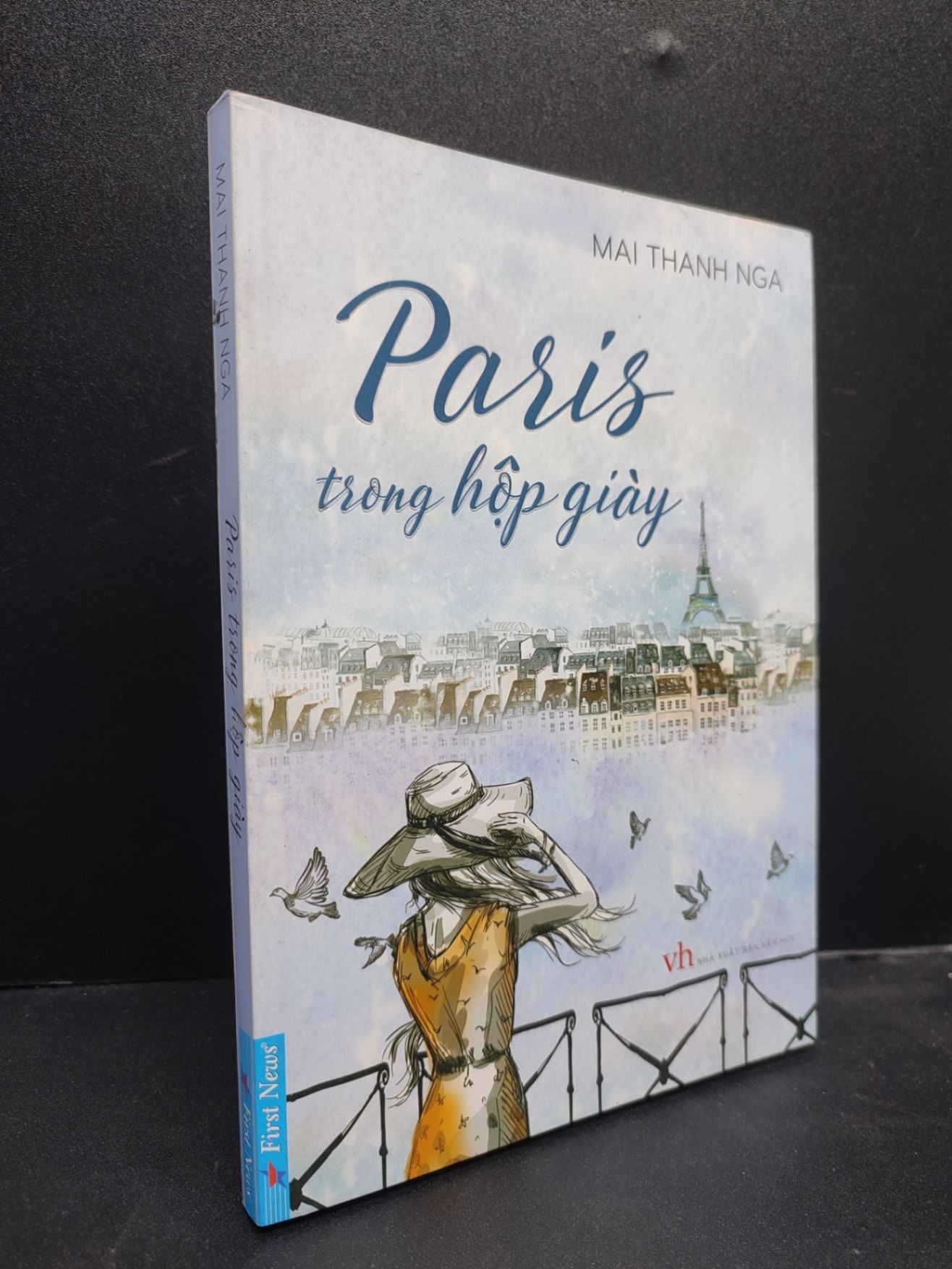 Paris trong hộp giày năm 2017 mới 80% ố vàng có mộc đỏ đầu sách HCM0203 văn học