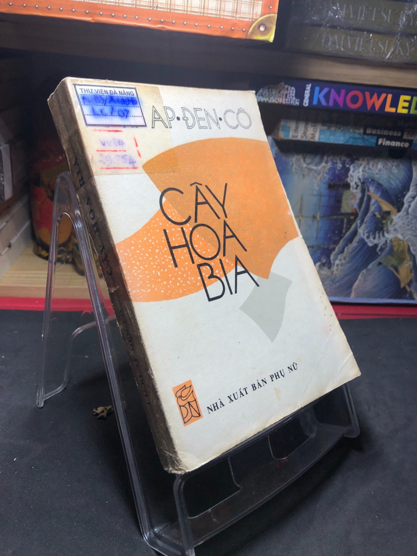 Cây hoa bia 1983 mới 60% ố vàng tróc bìa Iuri Apdenco HPB0906 SÁCH VĂN HỌC (NSX)