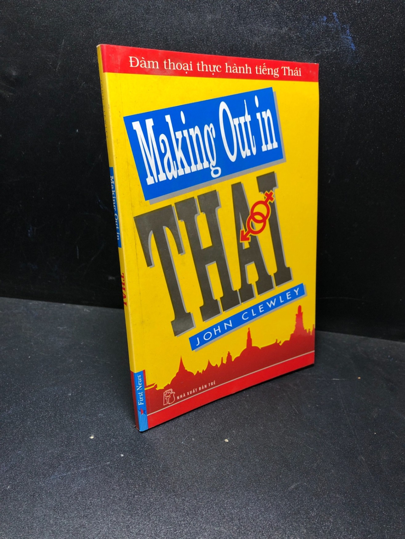 Making out in Thai 2014 John Clewley mới 85% HCM2811 (NSX)